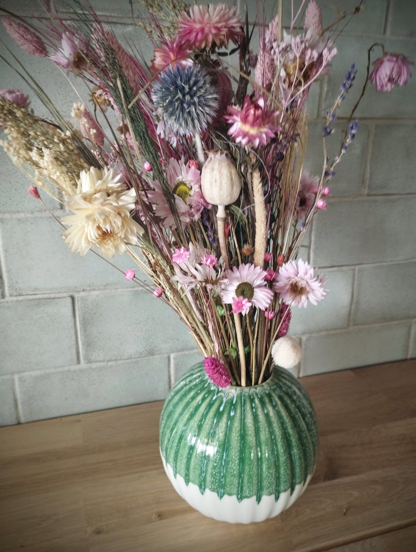 Droogbloemen in rond keramieke vaasje
