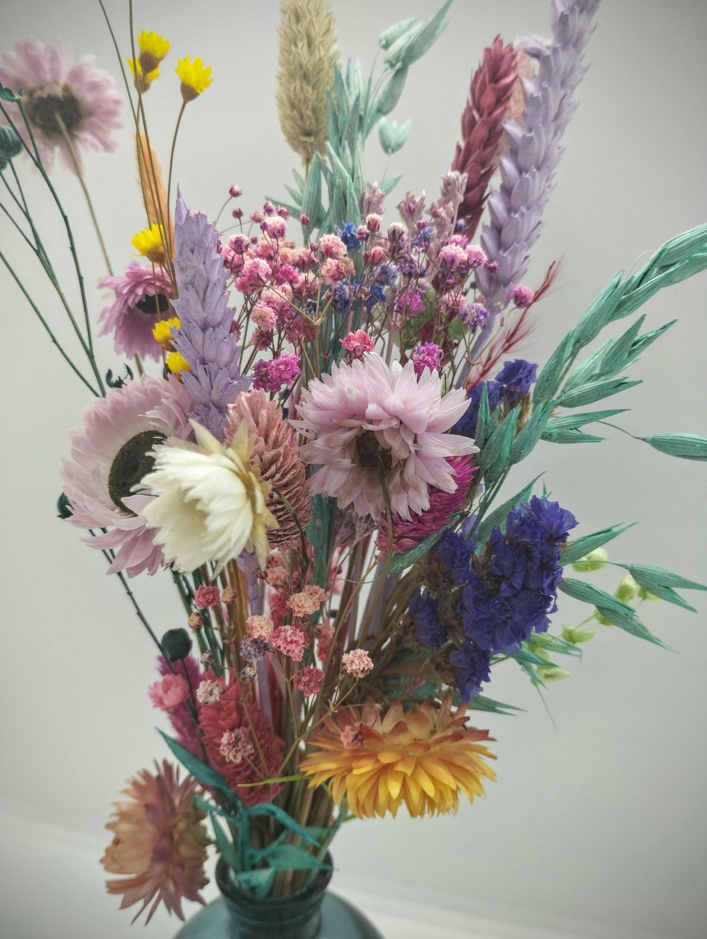 Droogbloemen in kleurrijk bubble-vaasje