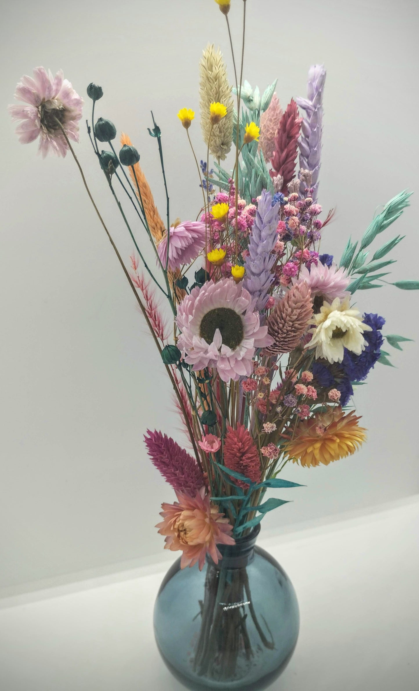 Droogbloemen in kleurrijk bubble-vaasje