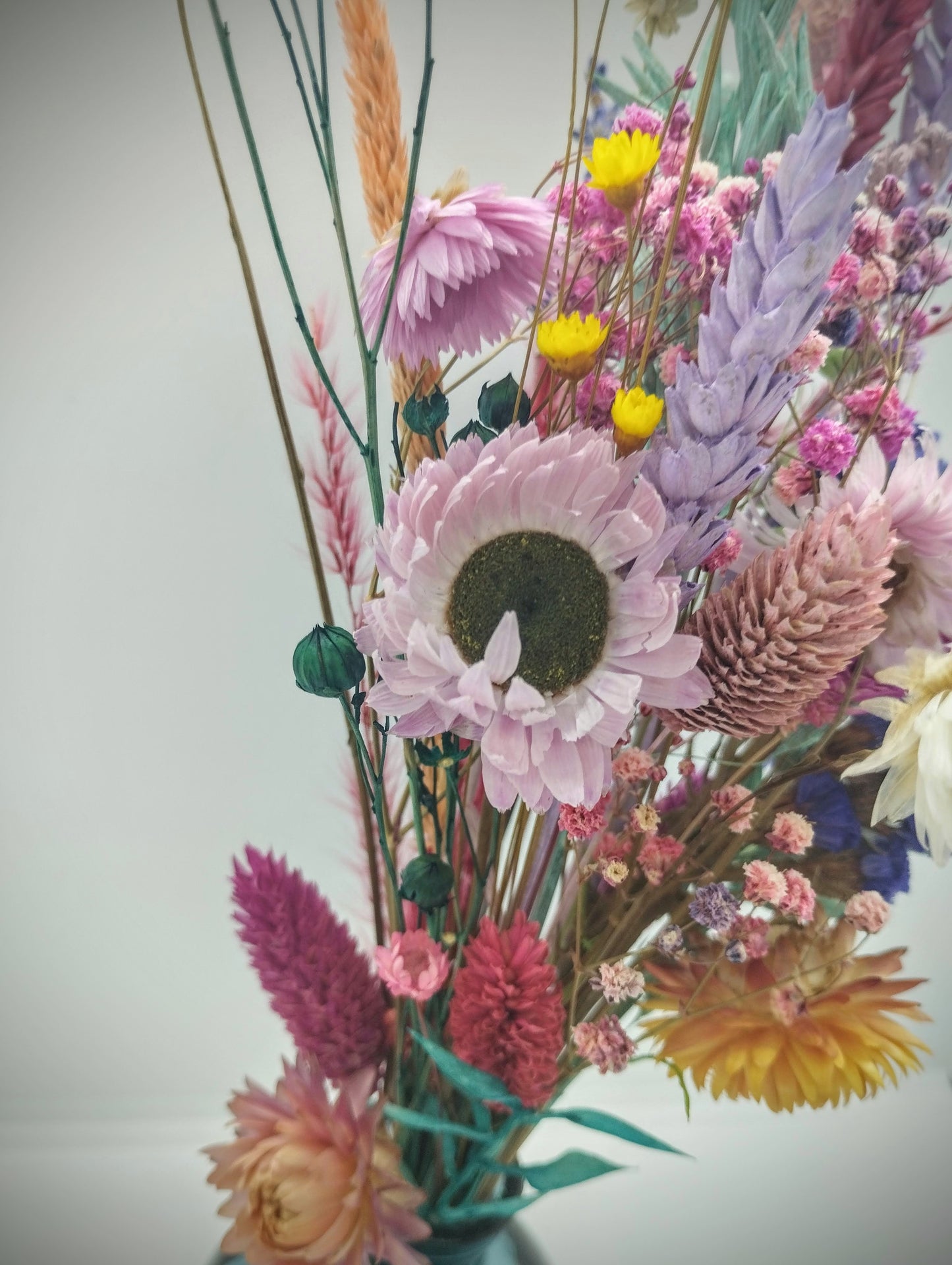 Droogbloemen in kleurrijk bubble-vaasje
