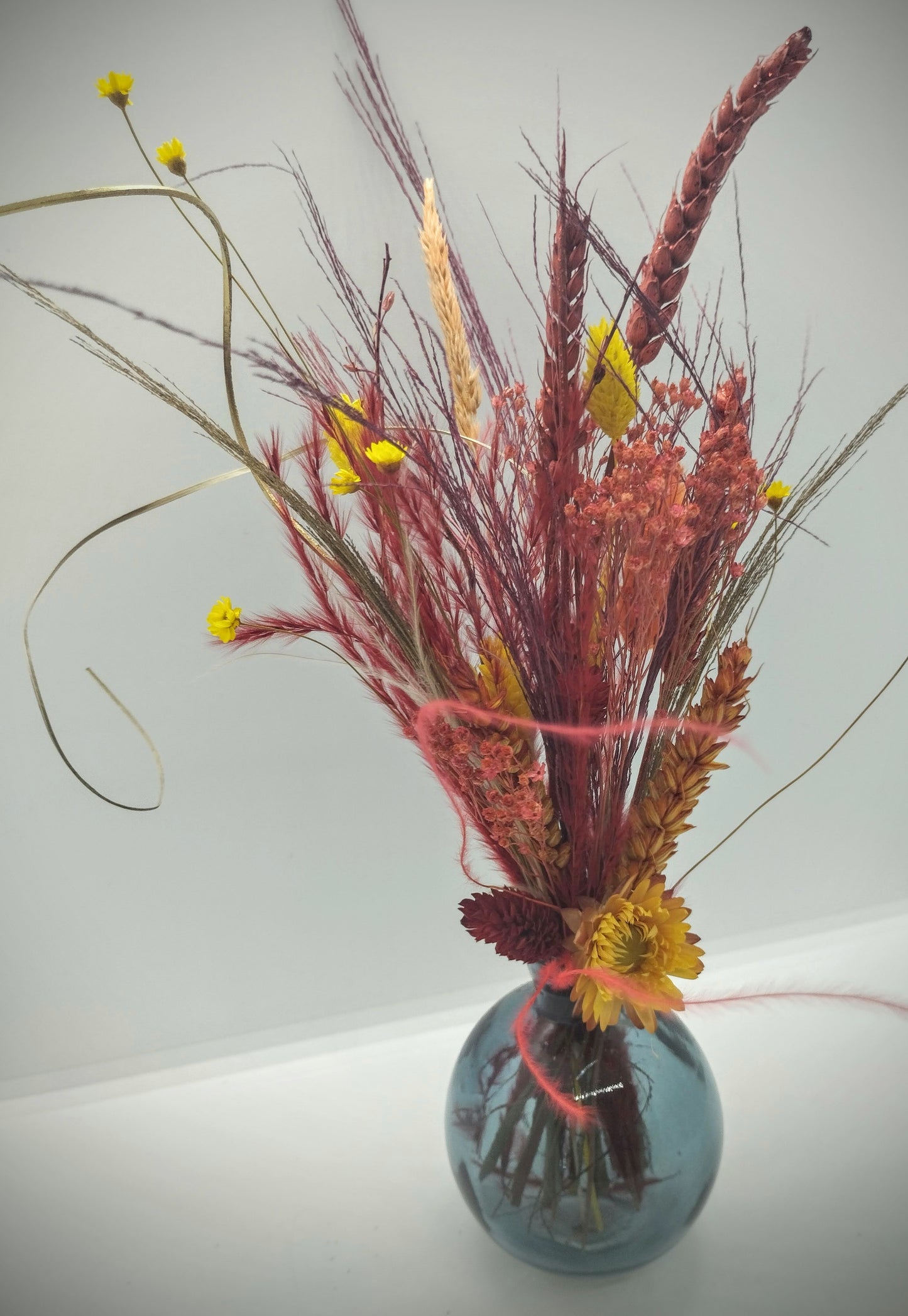 Droogbloemen in kleurrijk bubble-vaasje