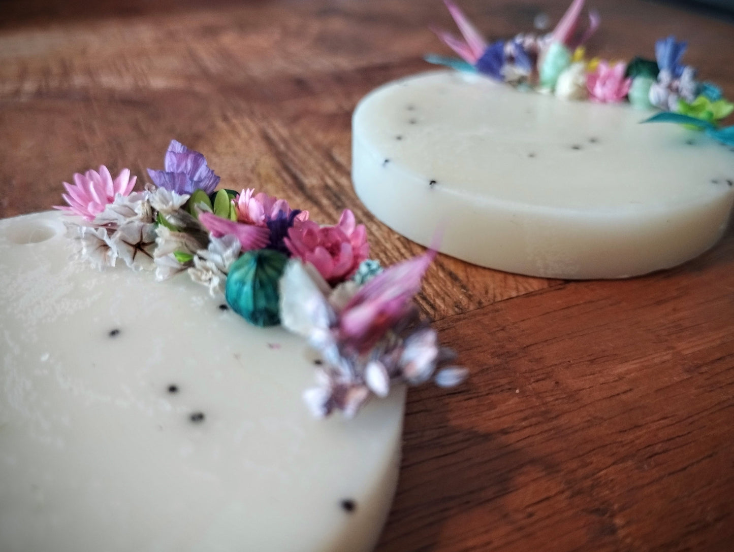 Zeepje met maanzaadjes en droogbloemen (fresh Cotton) - Bulkkorting (10+)