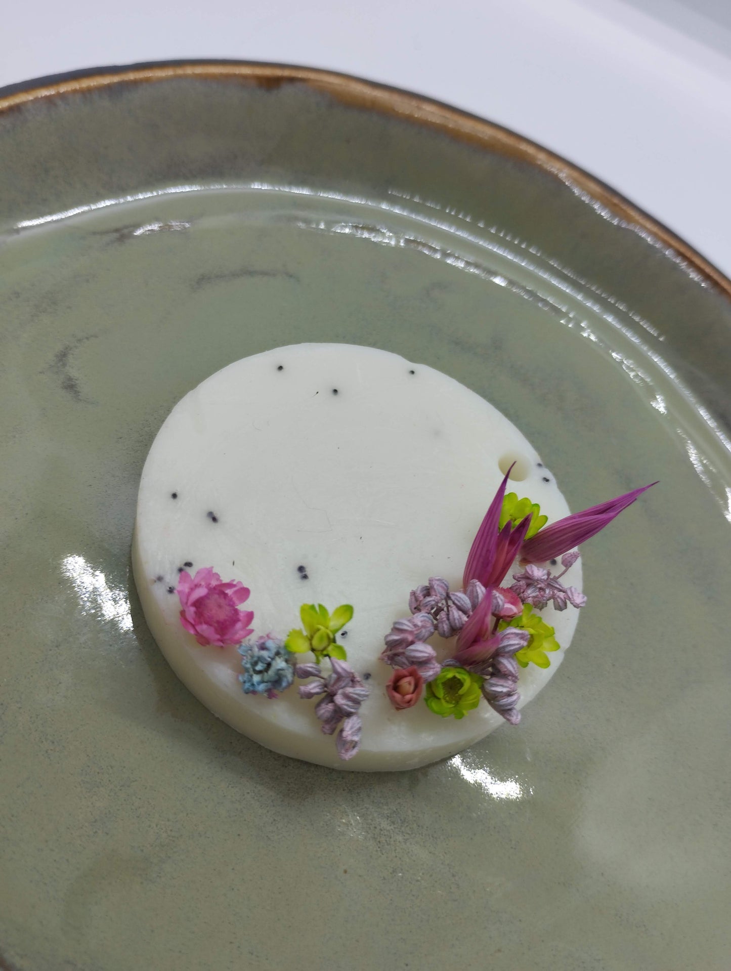 Zeepje met maanzaadjes en droogbloemen (fresh Cotton) - Bulkkorting (10+)