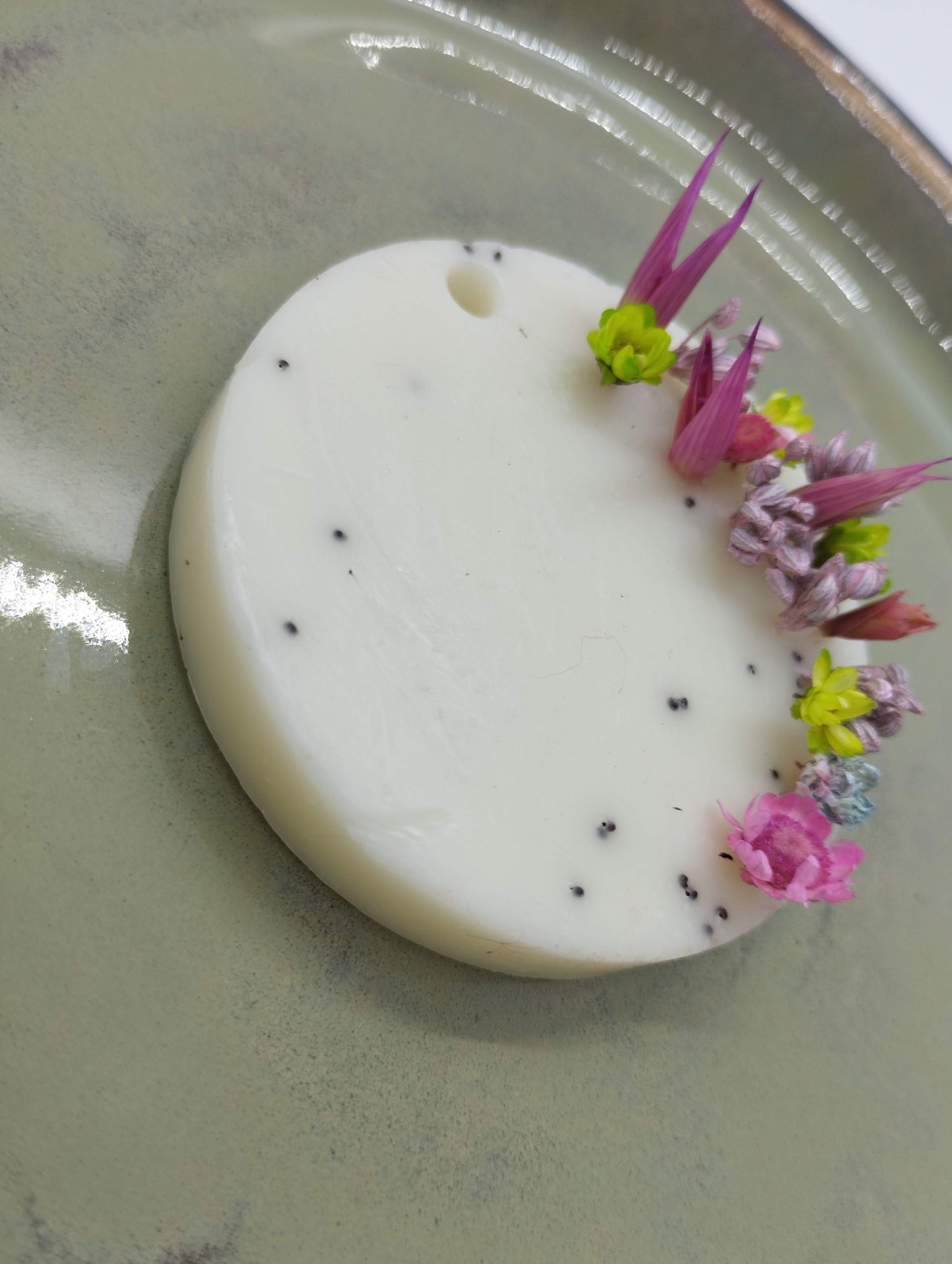 Zeepje met maanzaadjes en droogbloemen (fresh Cotton) - Bulkkorting (10+)