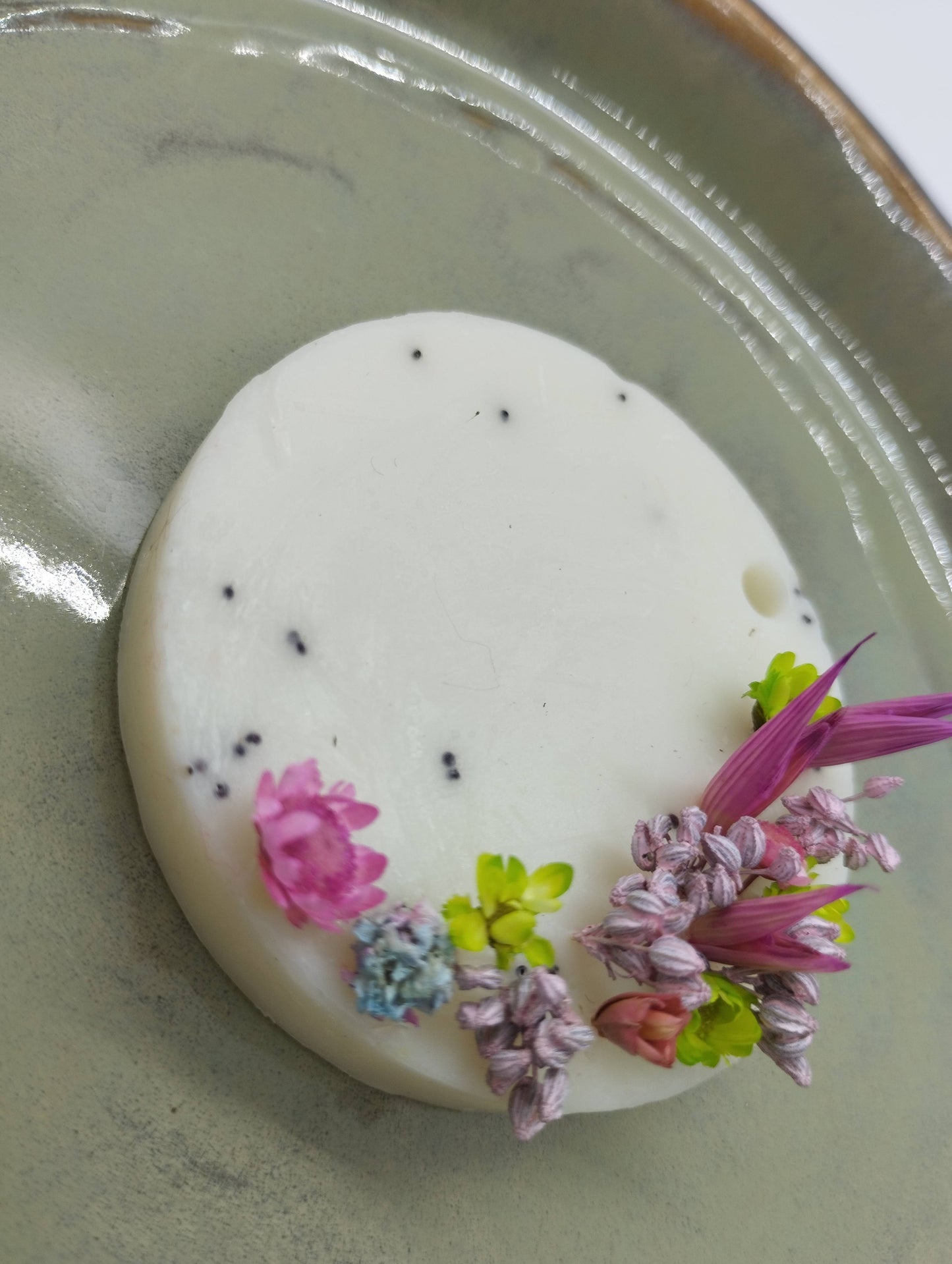 Zeepje met maanzaadjes en droogbloemen (fresh Cotton) - Bulkkorting (10+)
