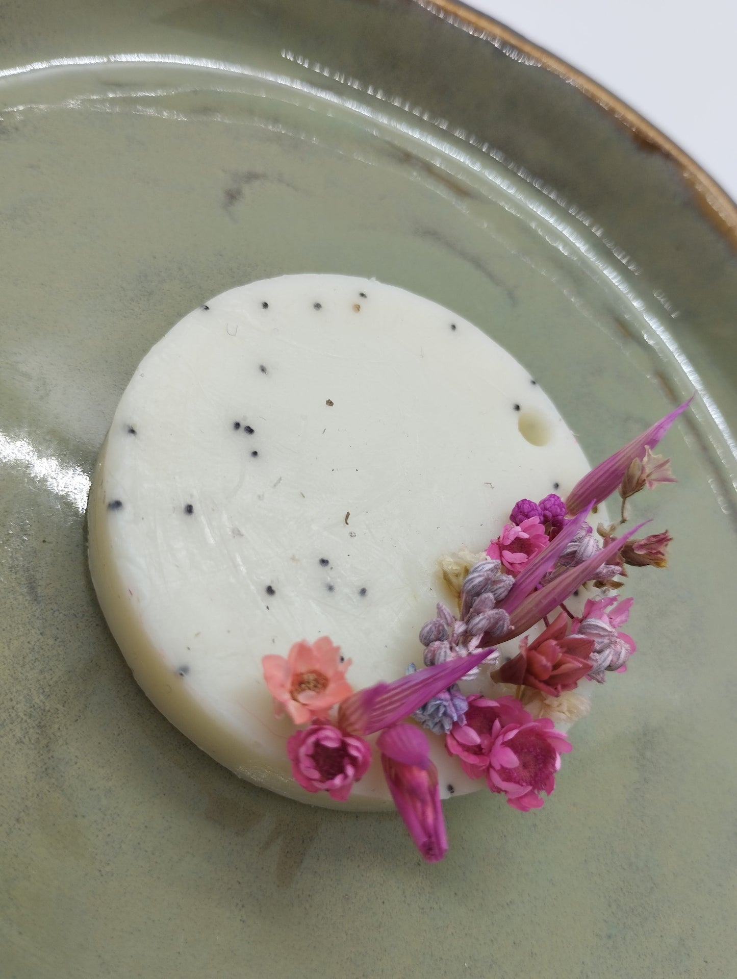 Zeepje met maanzaadjes en droogbloemen (fresh Cotton) - Bulkkorting (10+)