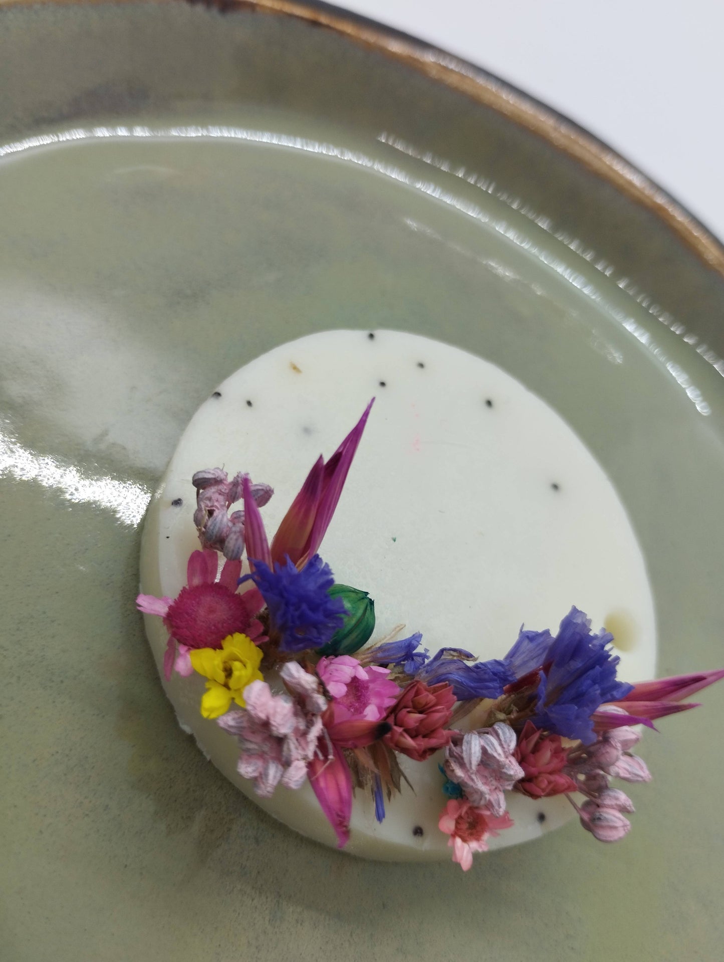 Zeepje met maanzaadjes en droogbloemen (fresh Cotton) - Bulkkorting (10+)