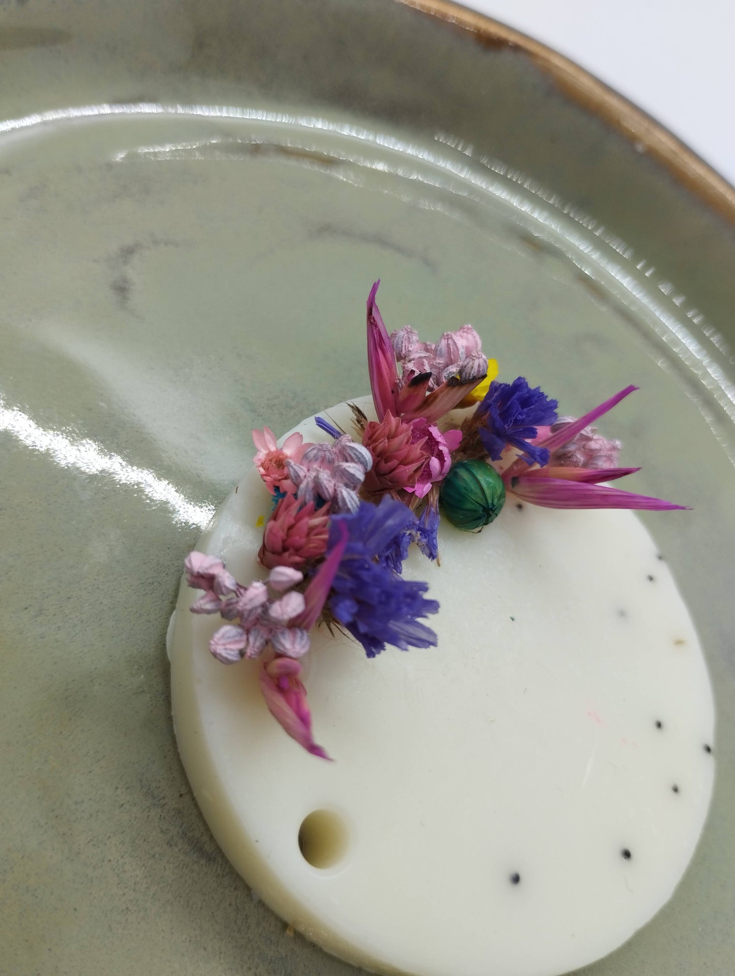 Zeepje met maanzaadjes en droogbloemen (fresh Cotton) - Bulkkorting (10+)