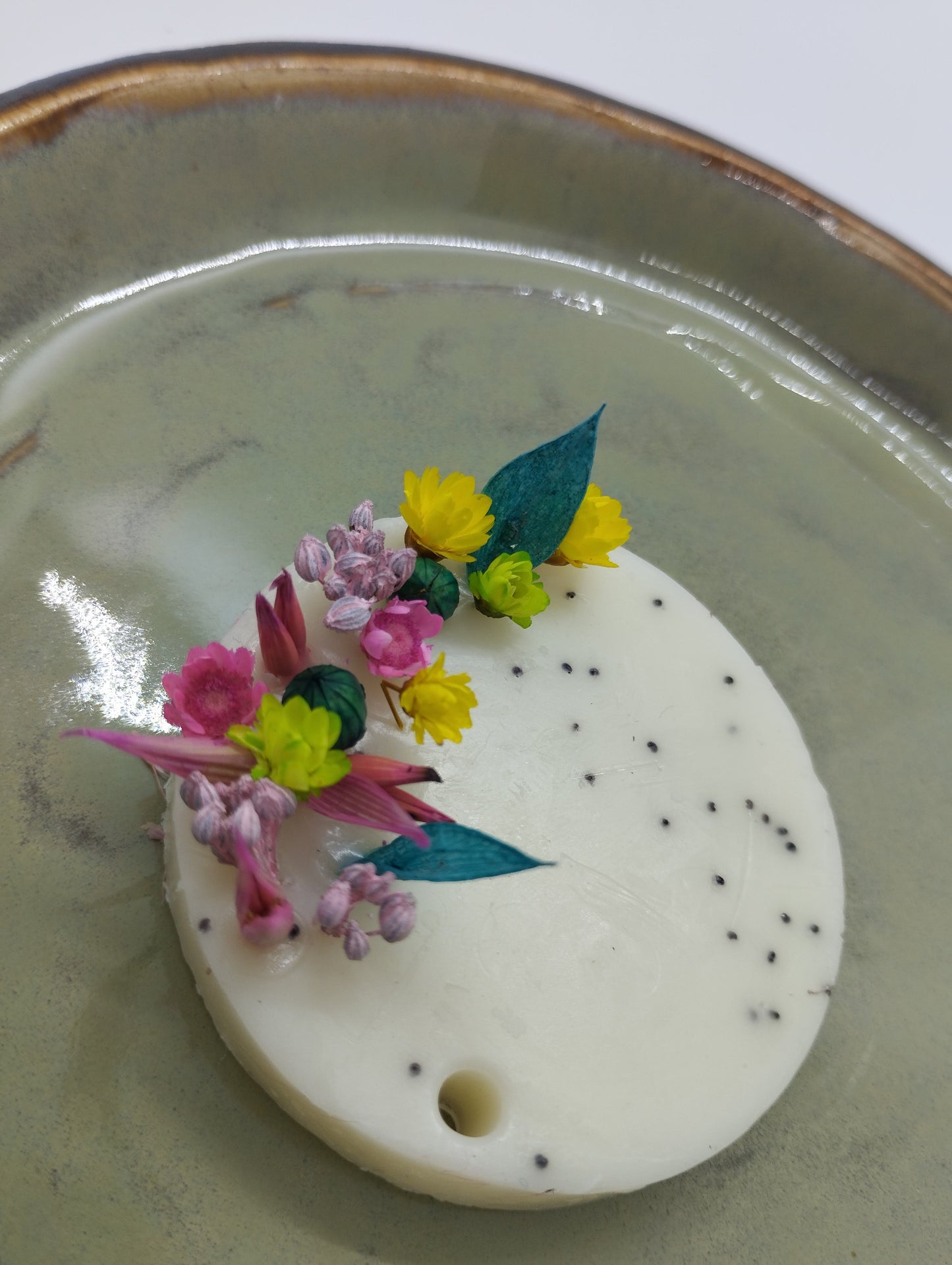 Zeepje met maanzaadjes en droogbloemen (fresh Cotton) - Bulkkorting (10+)