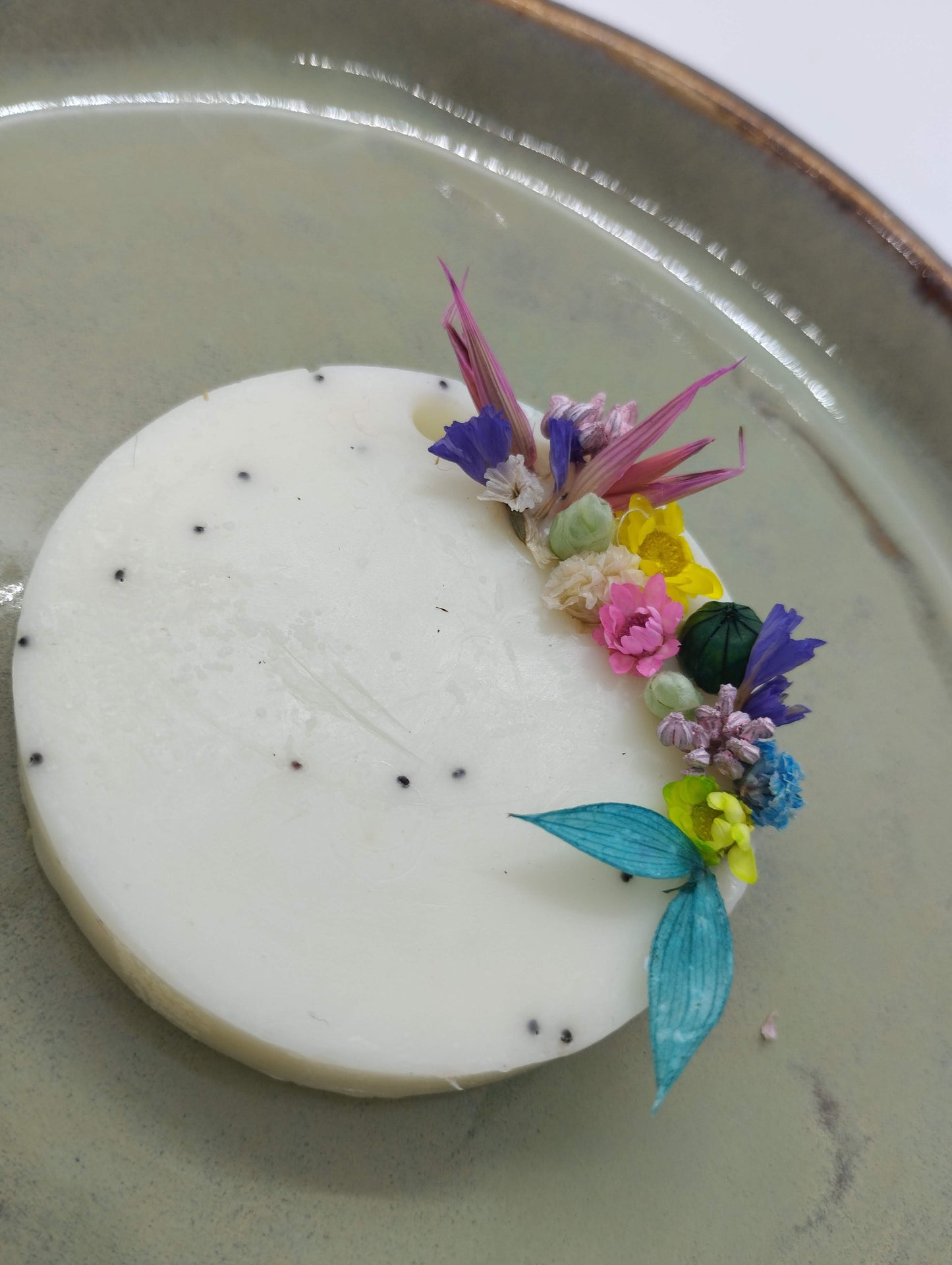 Zeepje met maanzaadjes en droogbloemen (fresh Cotton) - Bulkkorting (10+)