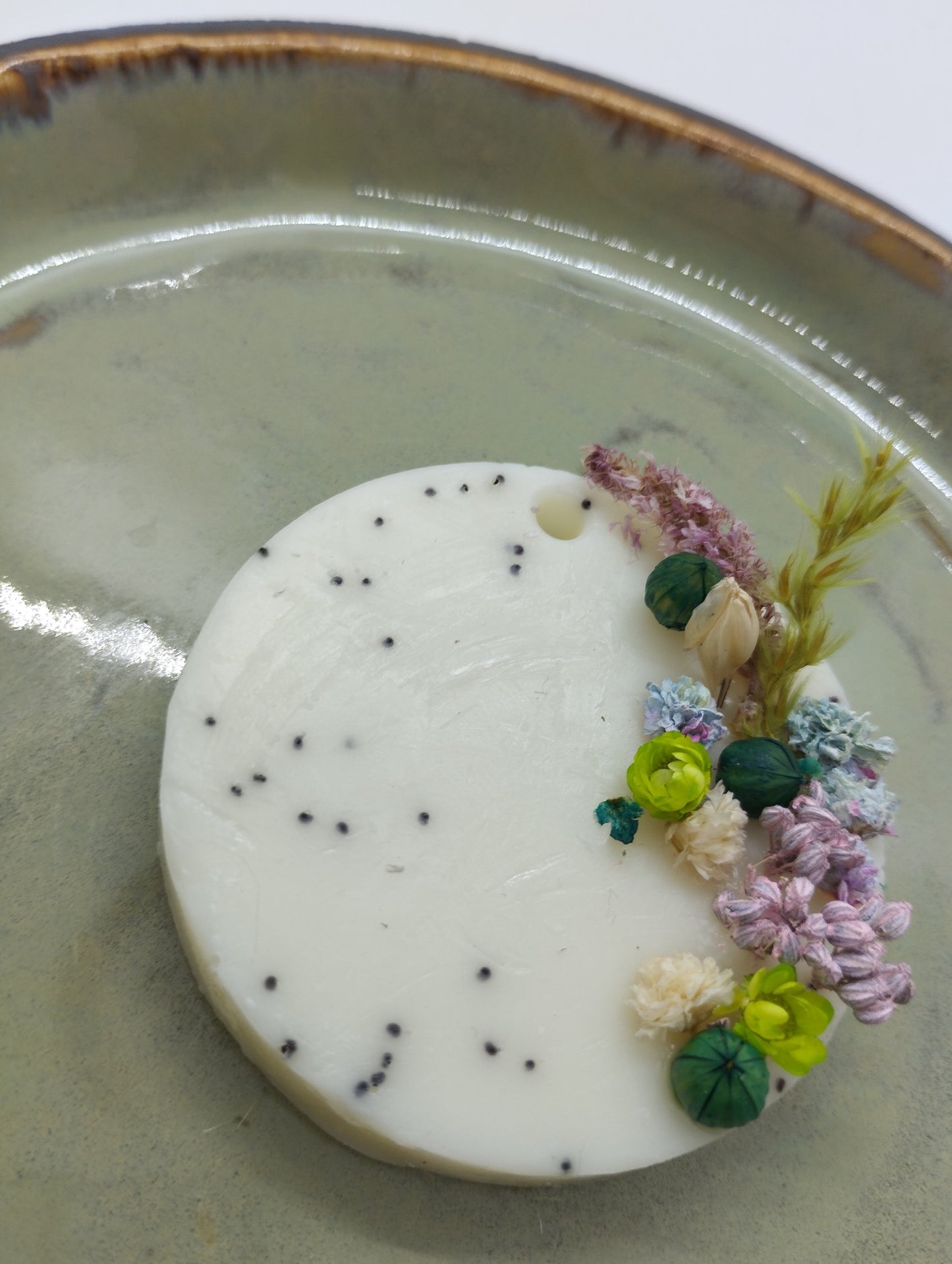Zeepje met maanzaadjes en droogbloemen (fresh Cotton) - Bulkkorting (10+)