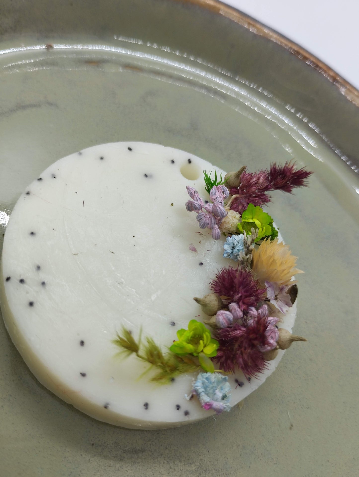 Zeepje met maanzaadjes en droogbloemen (fresh Cotton) - Bulkkorting (10+)