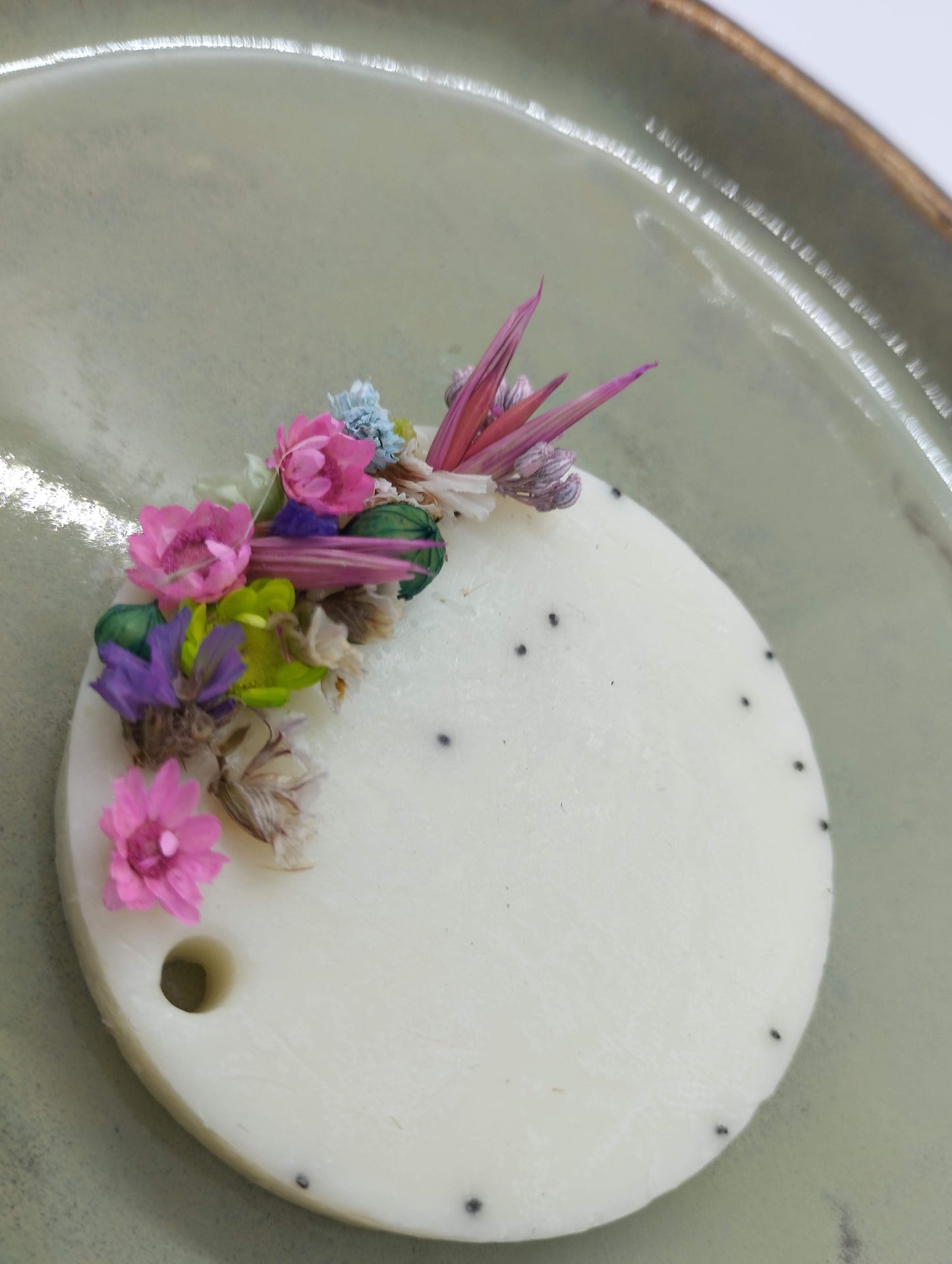 Zeepje met maanzaadjes en droogbloemen (fresh Cotton) - Bulkkorting (10+)