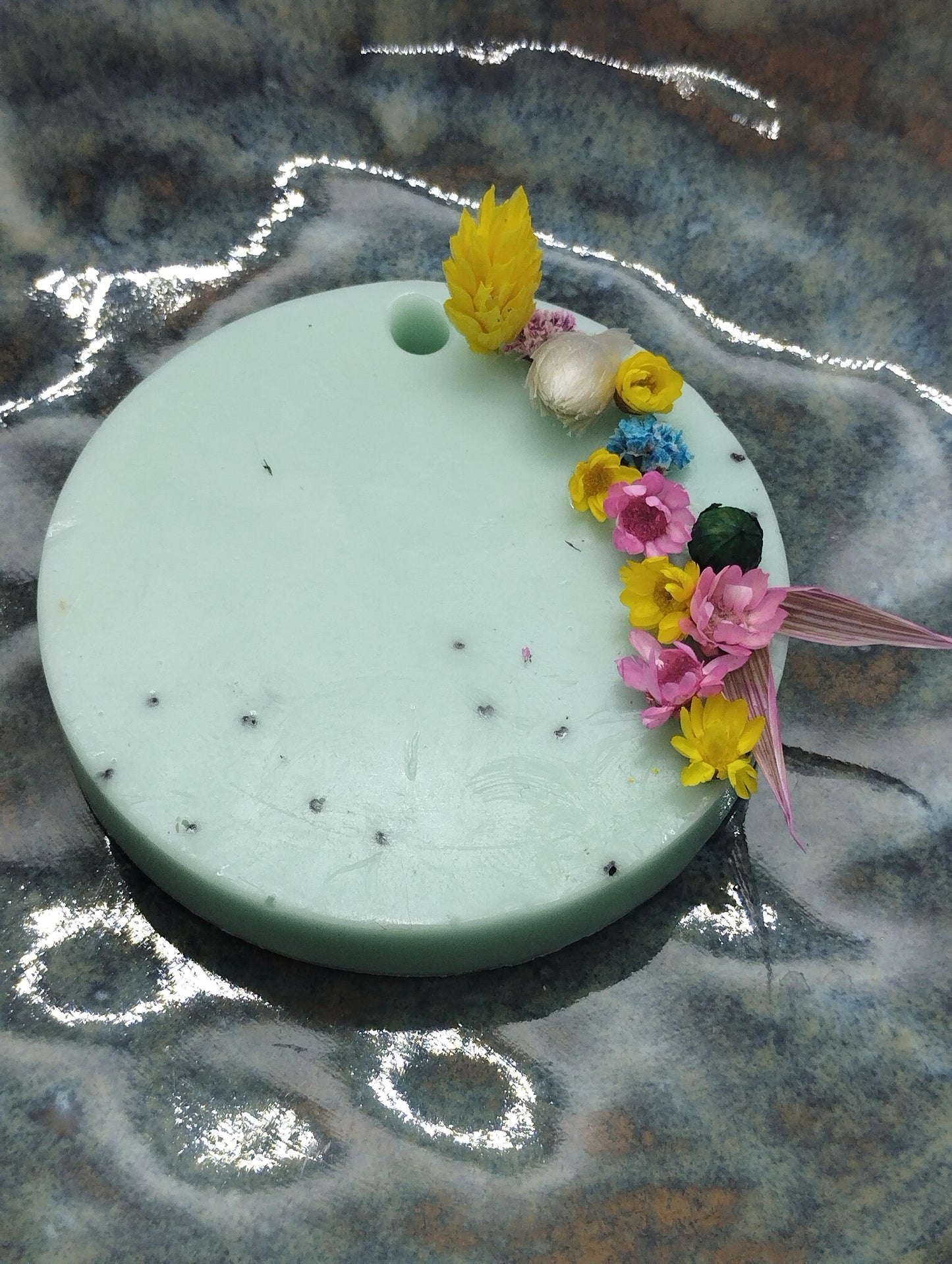 Zeepje met maanzaadjes en droogbloemen (fresh Cotton) - Bulkkorting (10+)