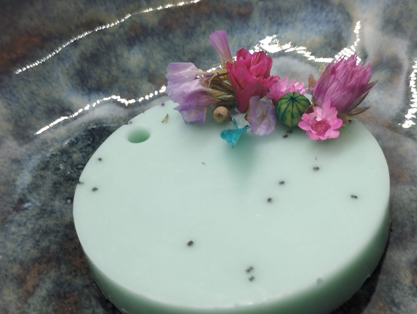 Zeepje met maanzaadjes en droogbloemen (fresh Cotton) - Bulkkorting (10+)