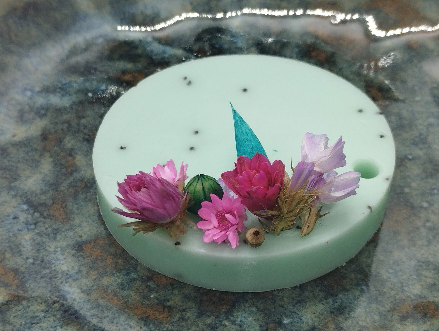 Zeepje met maanzaadjes en droogbloemen (fresh Cotton) - Bulkkorting (10+)