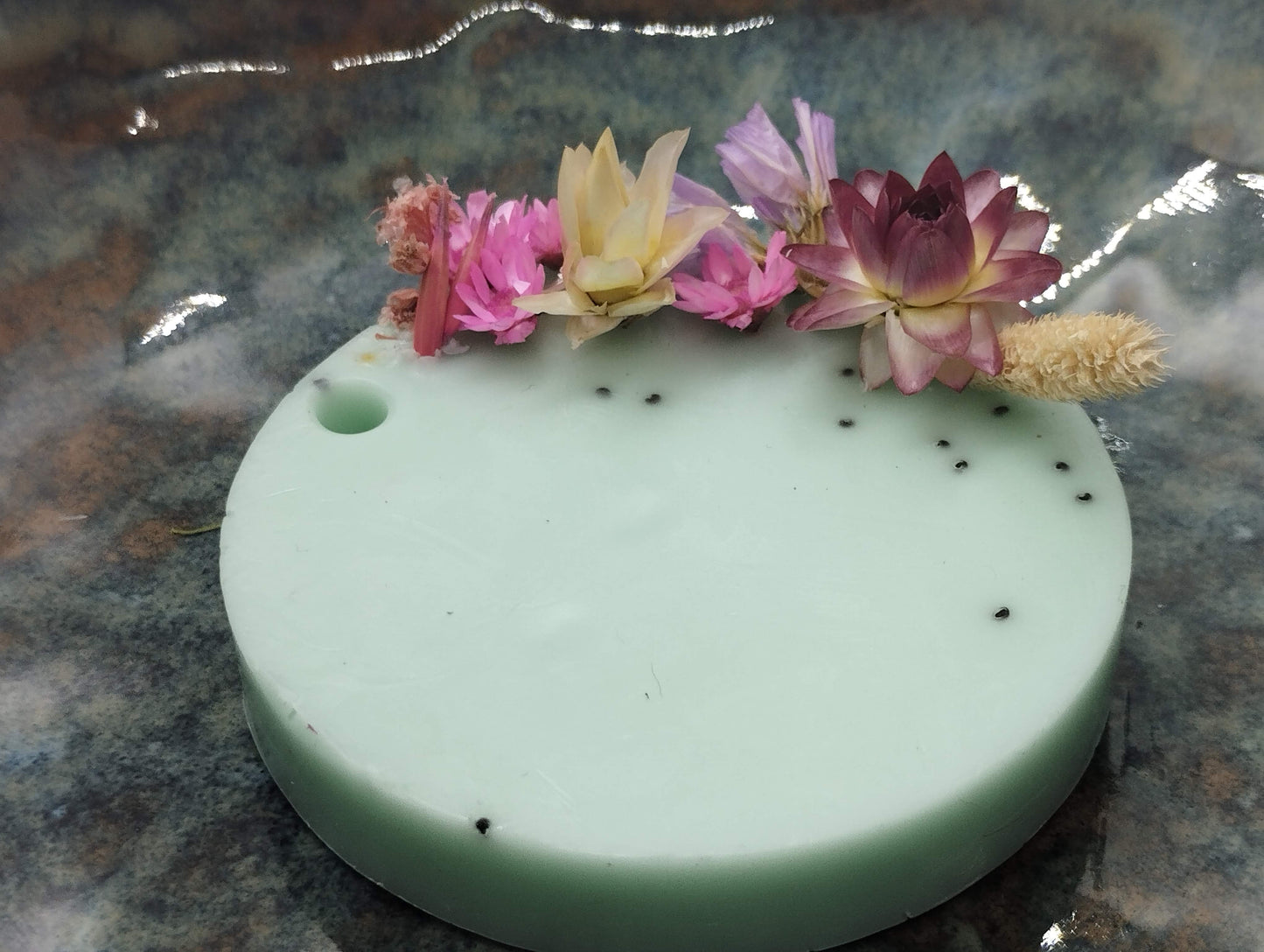Zeepje met maanzaadjes en droogbloemen (fresh Cotton) - Bulkkorting (10+)