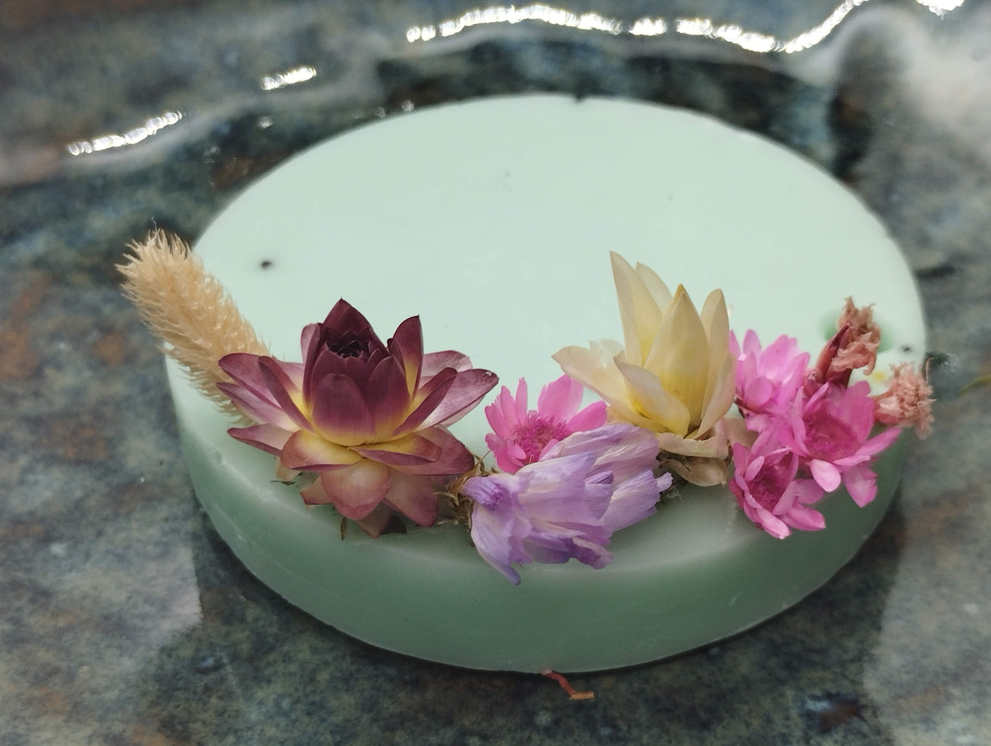 Zeepje met maanzaadjes en droogbloemen (fresh Cotton) - Bulkkorting (10+)