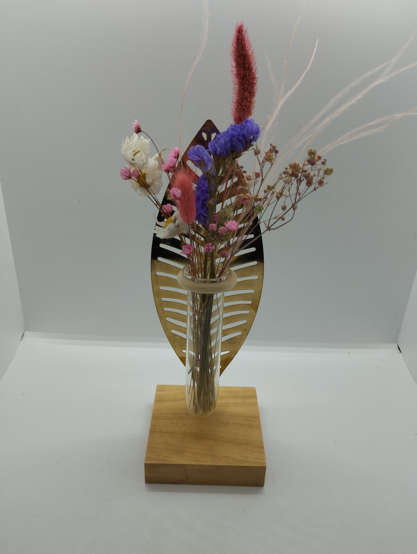 Gouden pluimen  met droogbloemetjes