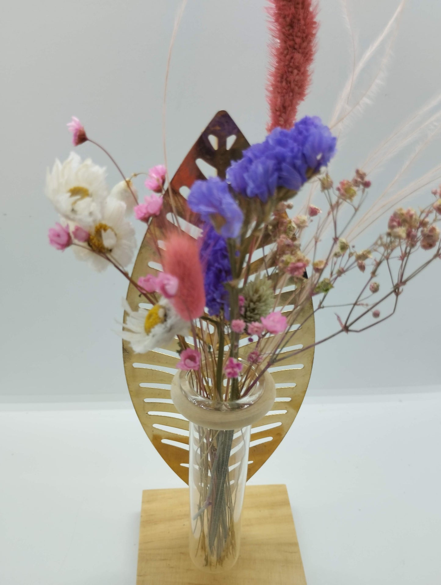 Gouden pluimen  met droogbloemetjes
