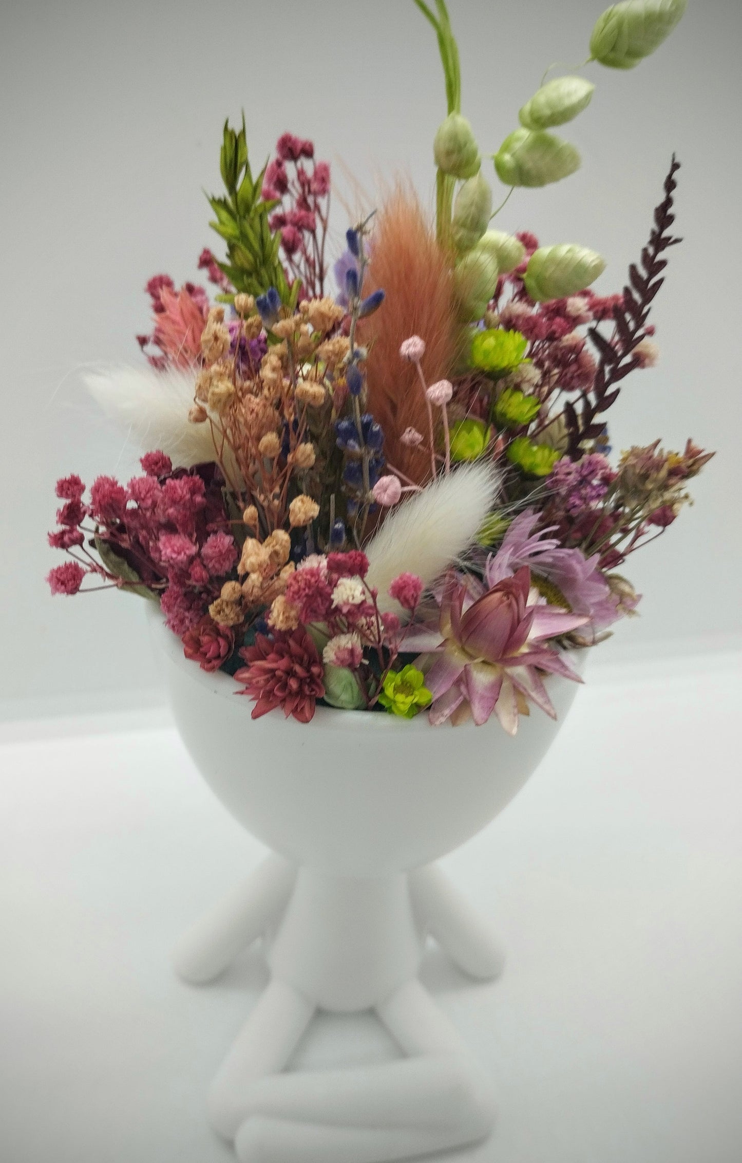 Plantenpotje mannetje met droogbloemen