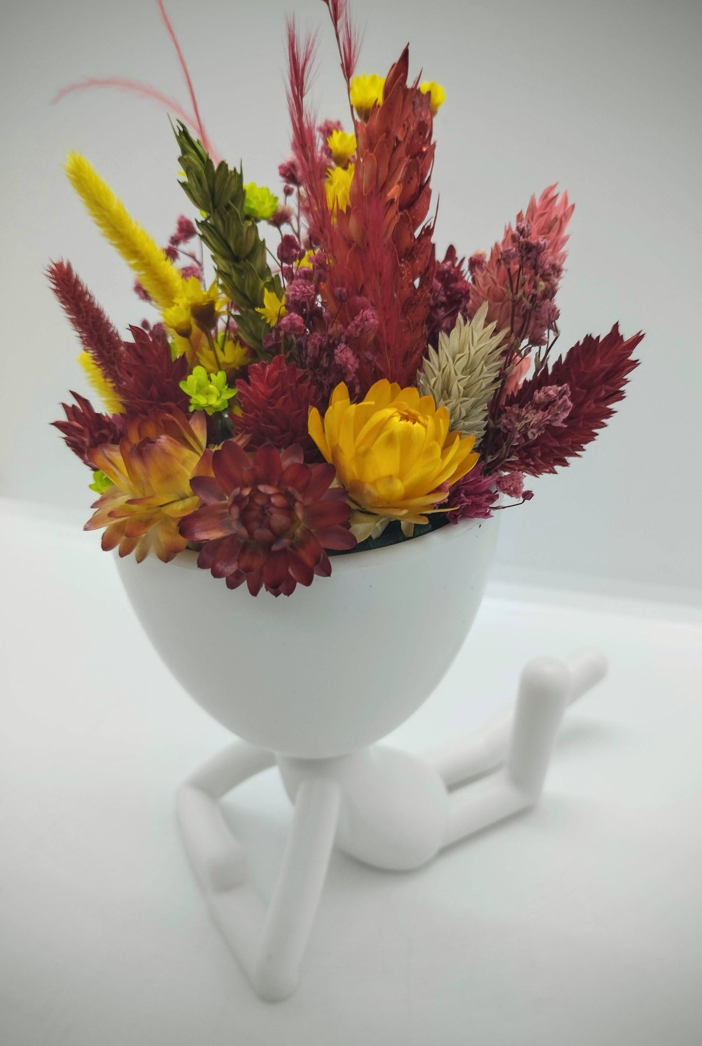 Plantenpotje mannetje met droogbloemen
