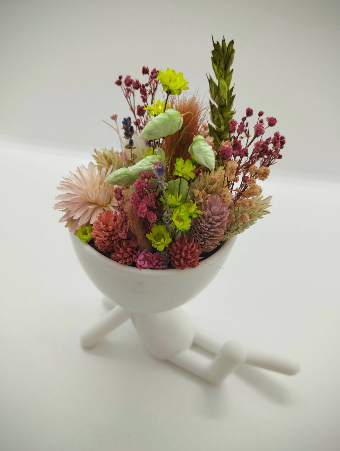 Plantenpotje mannetje met droogbloemen