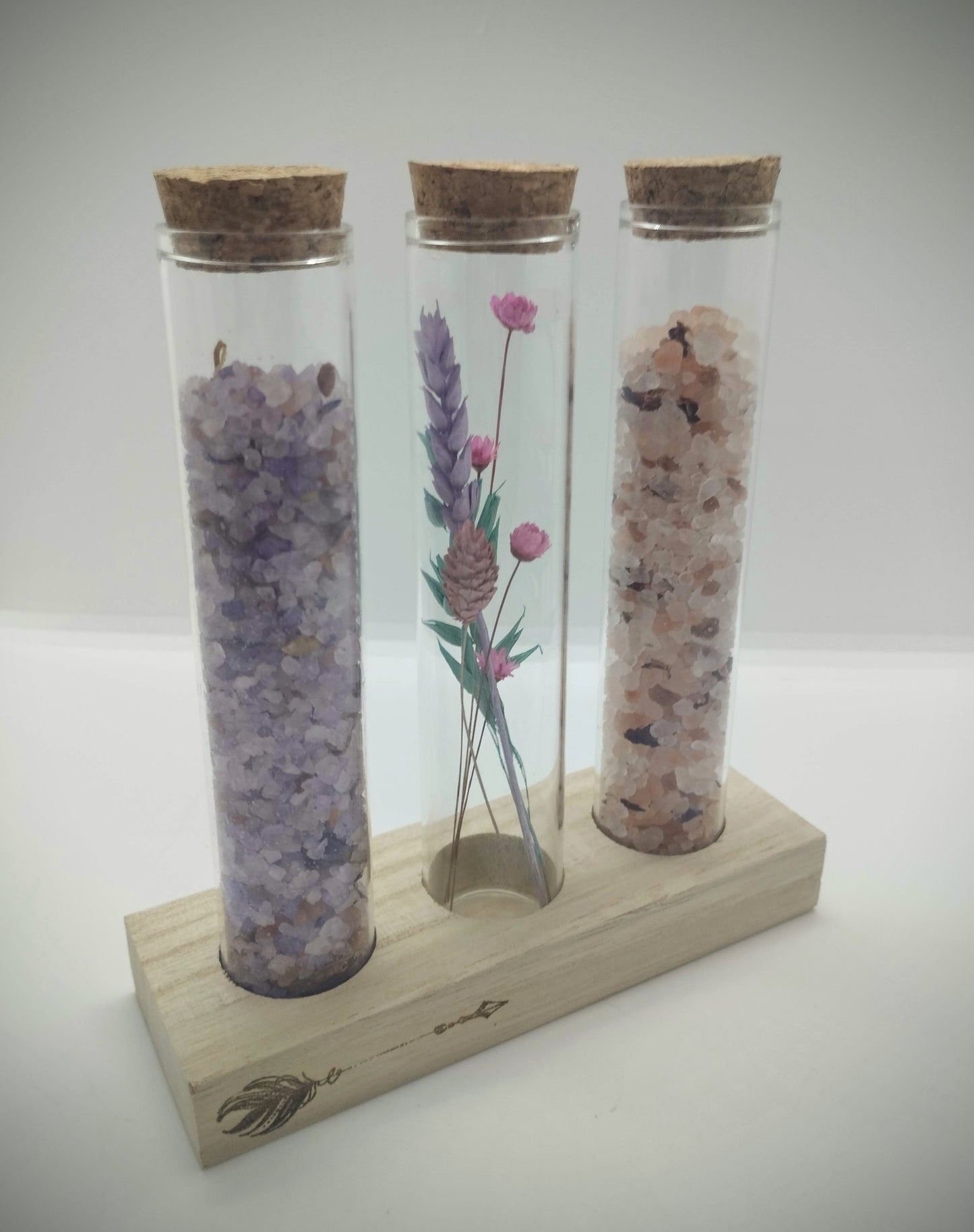 Trio proefbuisjes op gegraveerde houten staander met Badzout & droogbloemetjes