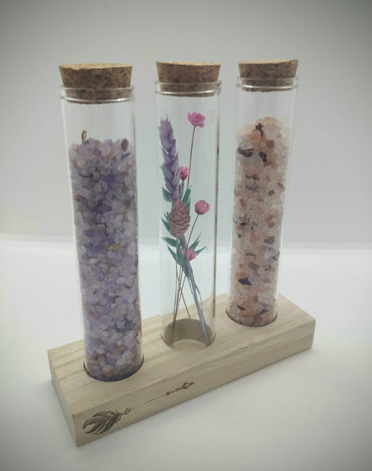 Trio proefbuisjes op gegraveerde houten staander met Badzout & droogbloemetjes