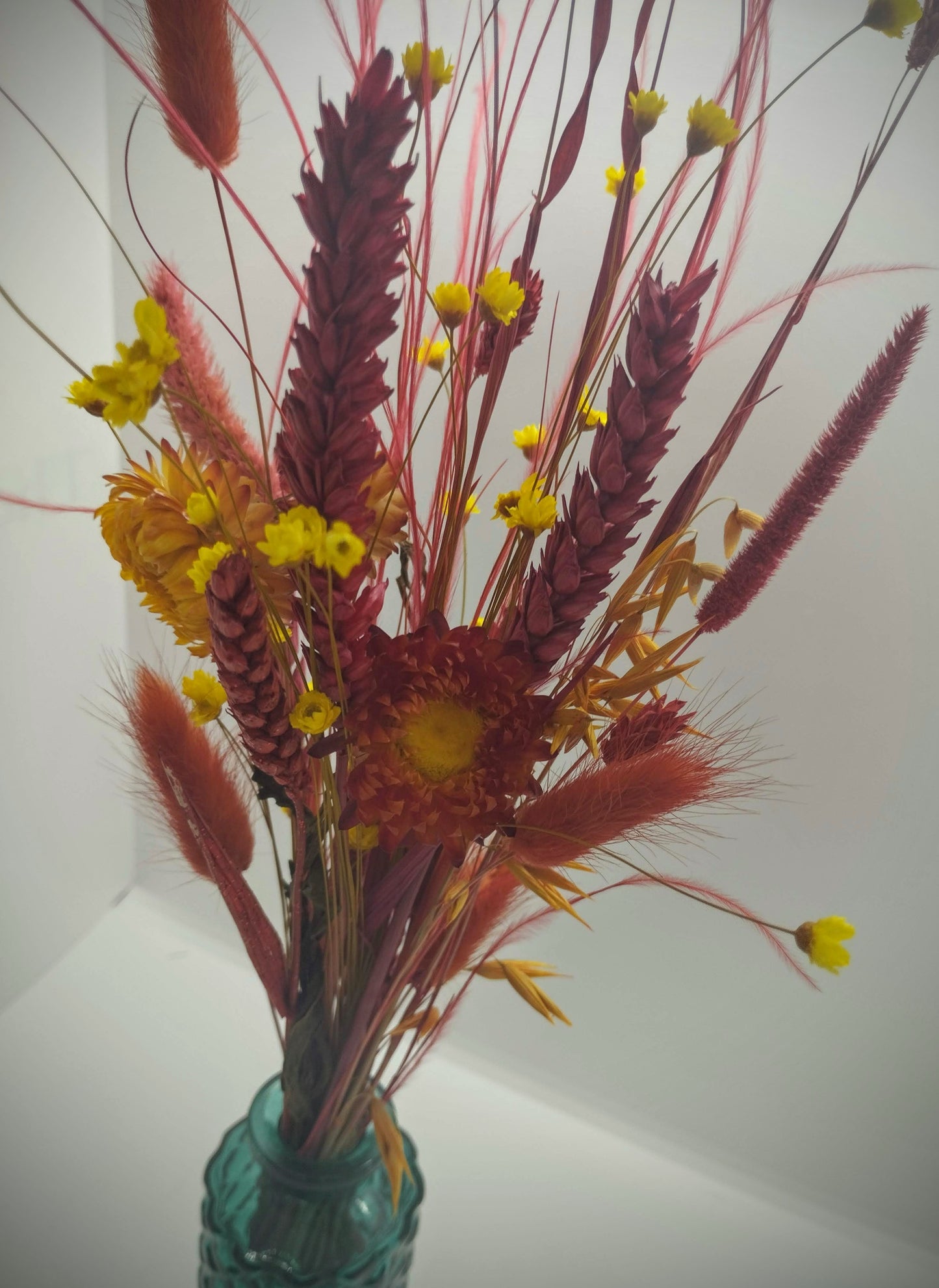 Droogbloemen in kleurrijk vaasje