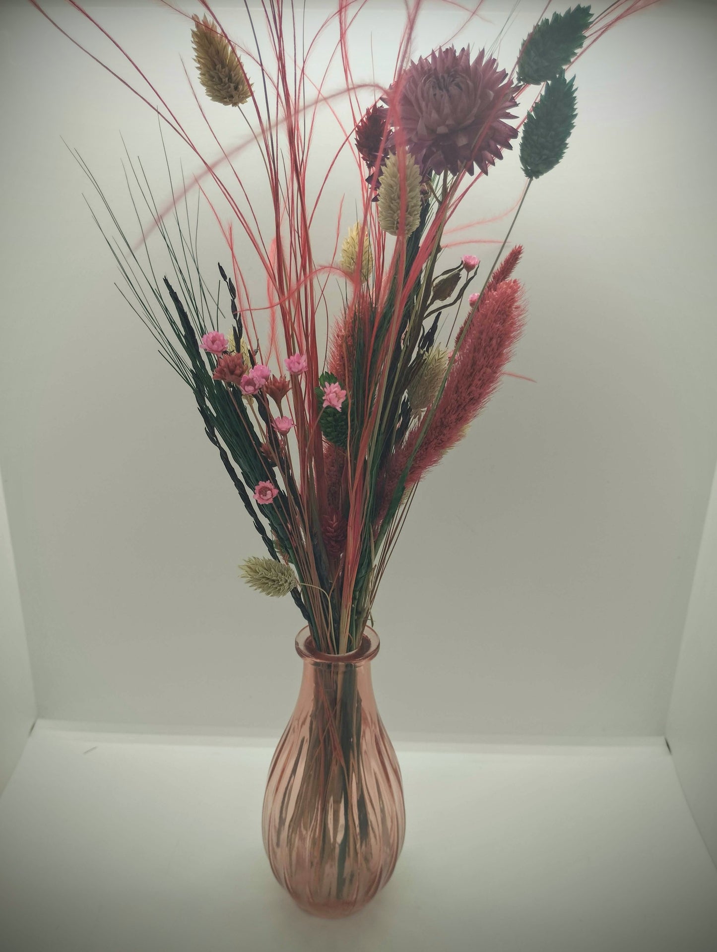 Droogbloemen in kleurrijk vaasje