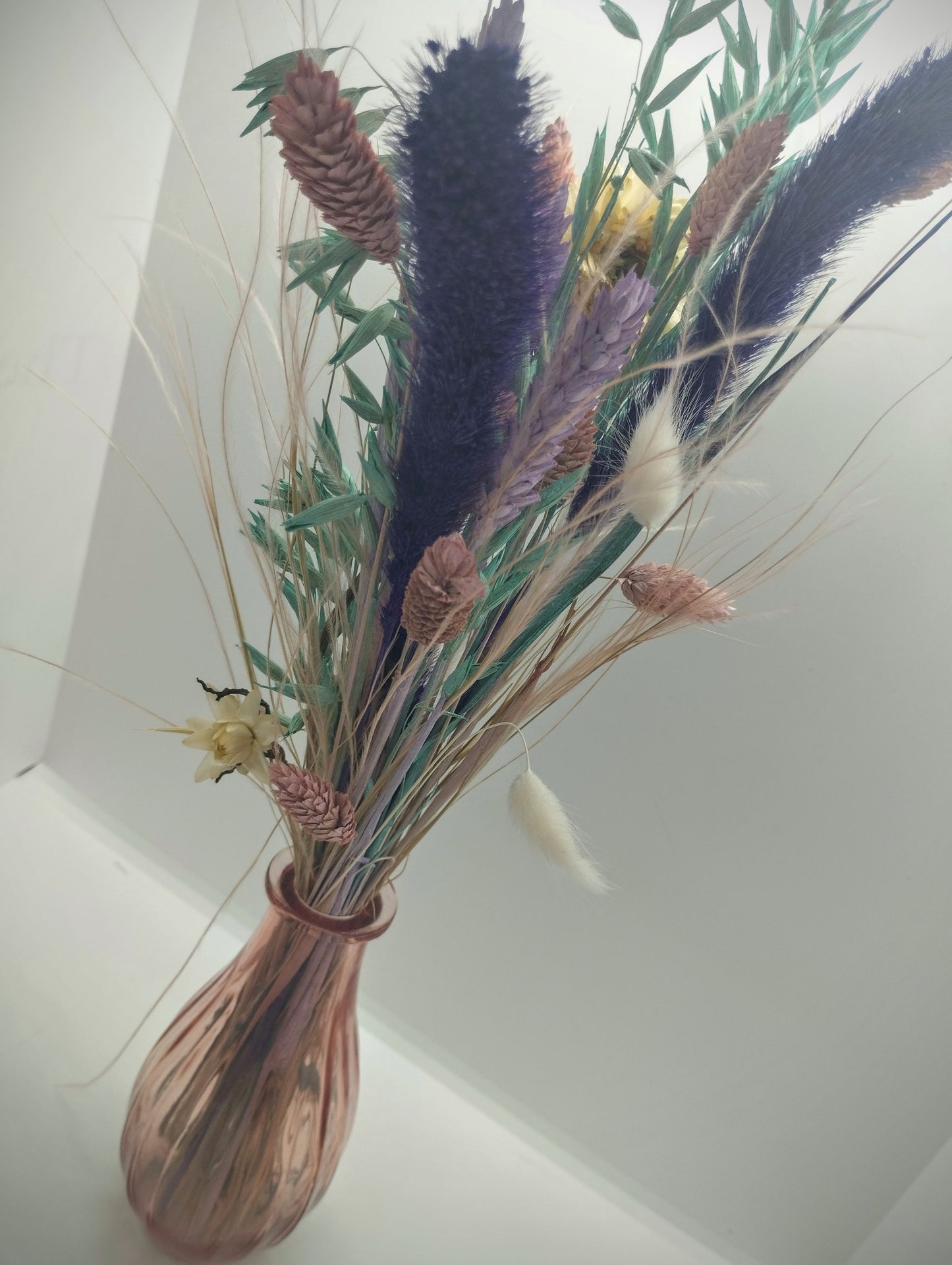 Droogbloemen in kleurrijk vaasje
