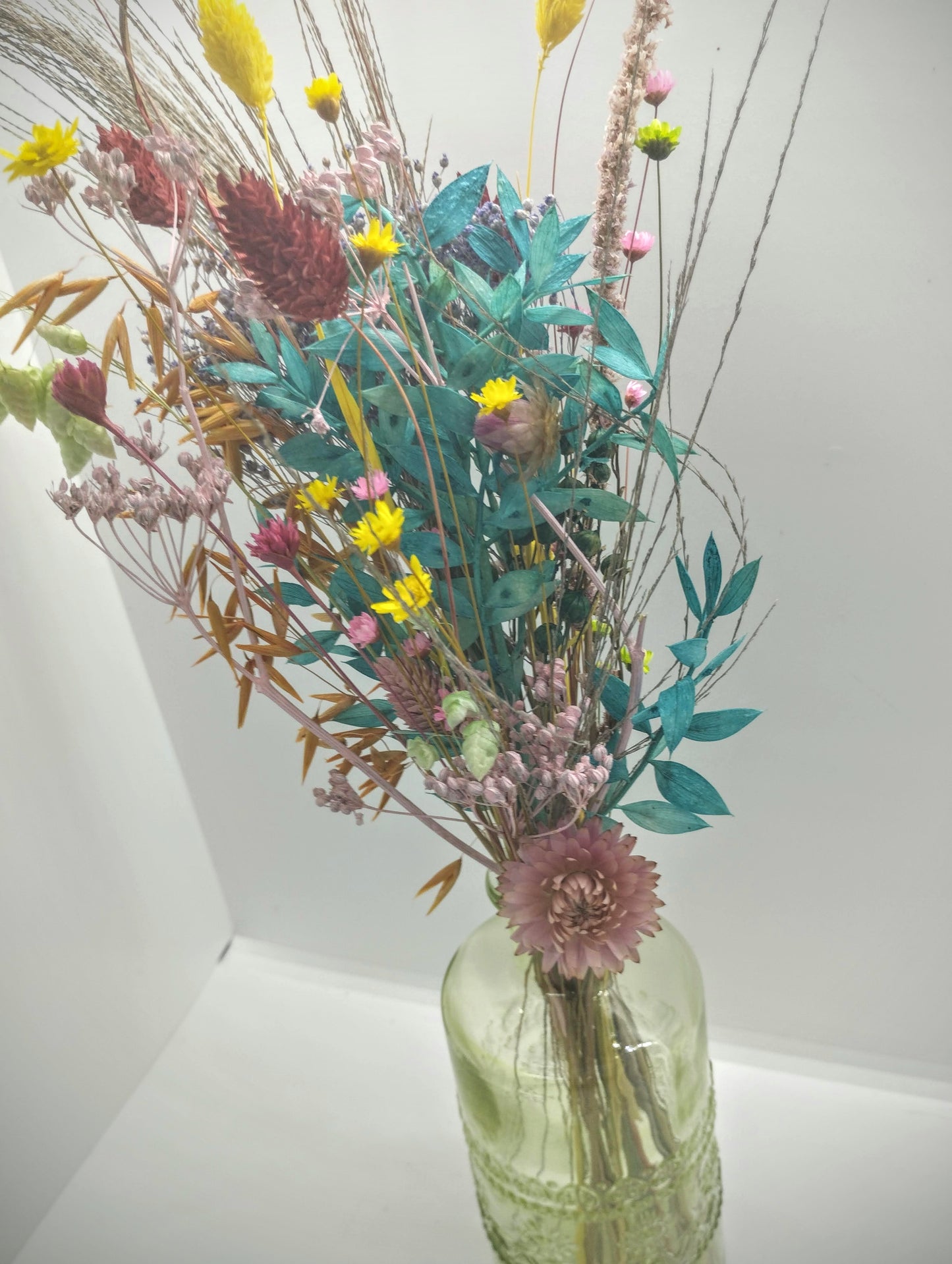 Droogbloemen in kleurrijk vaasje