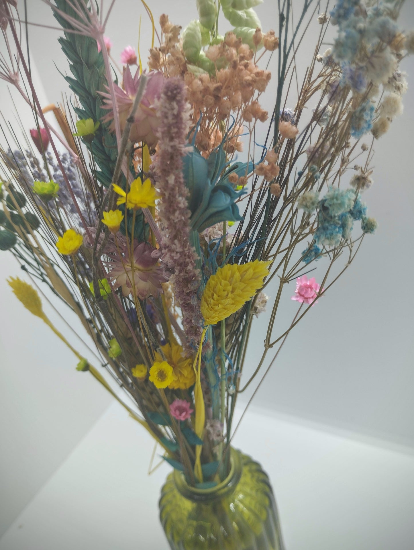 Droogbloemen in kleurrijk vaasje