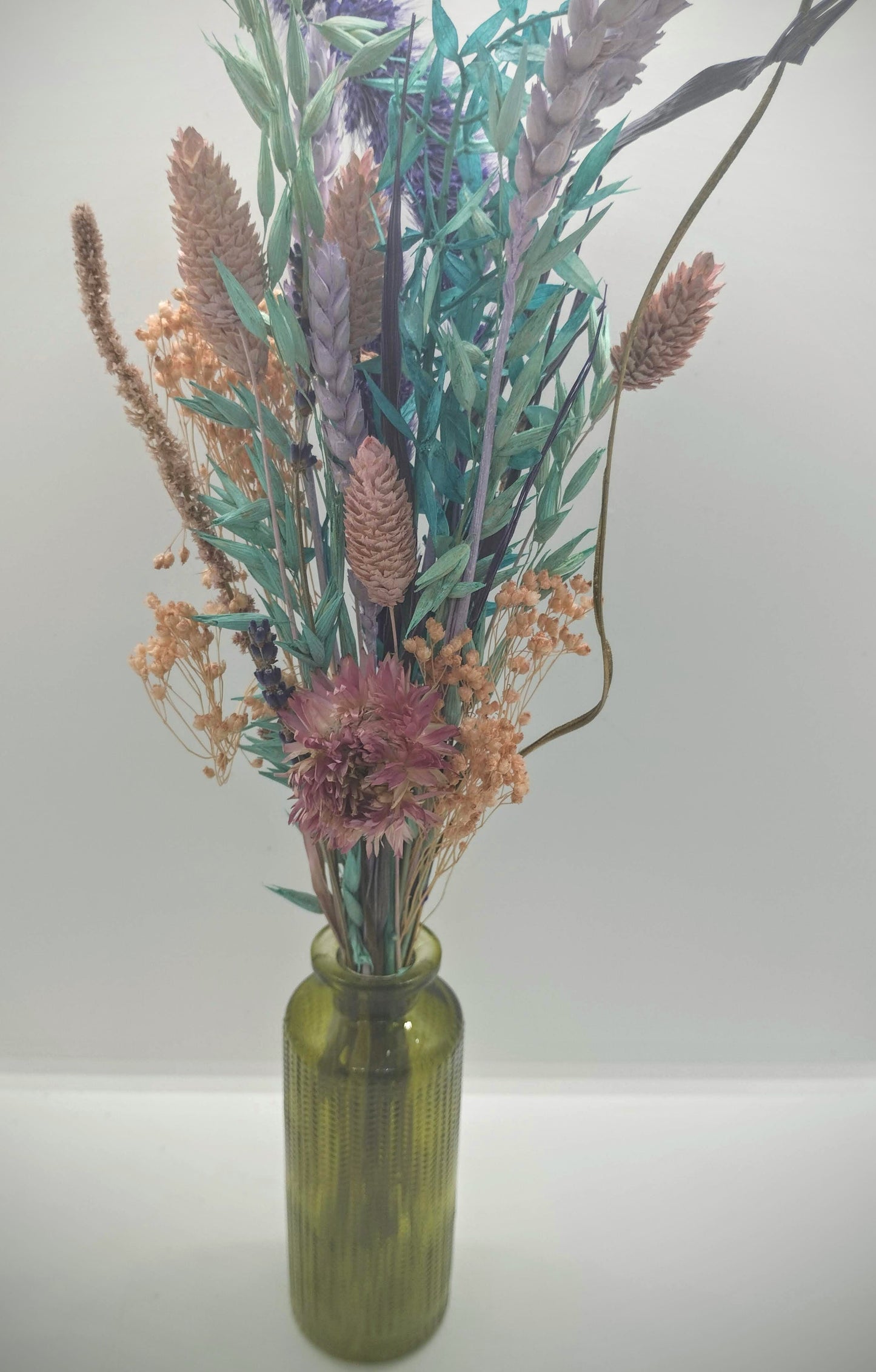 Droogbloemen in kleurrijk vaasje