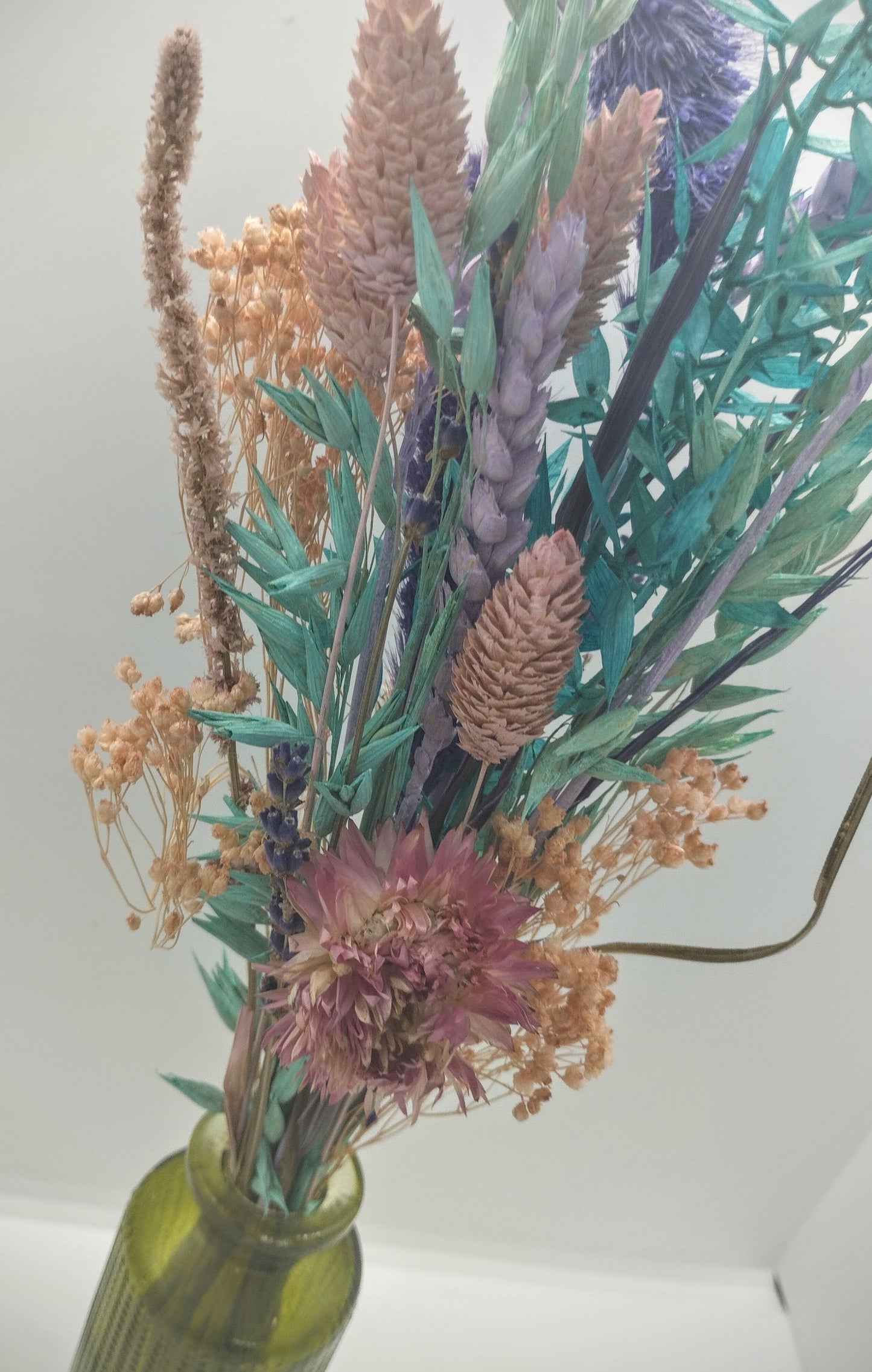 Droogbloemen in kleurrijk vaasje
