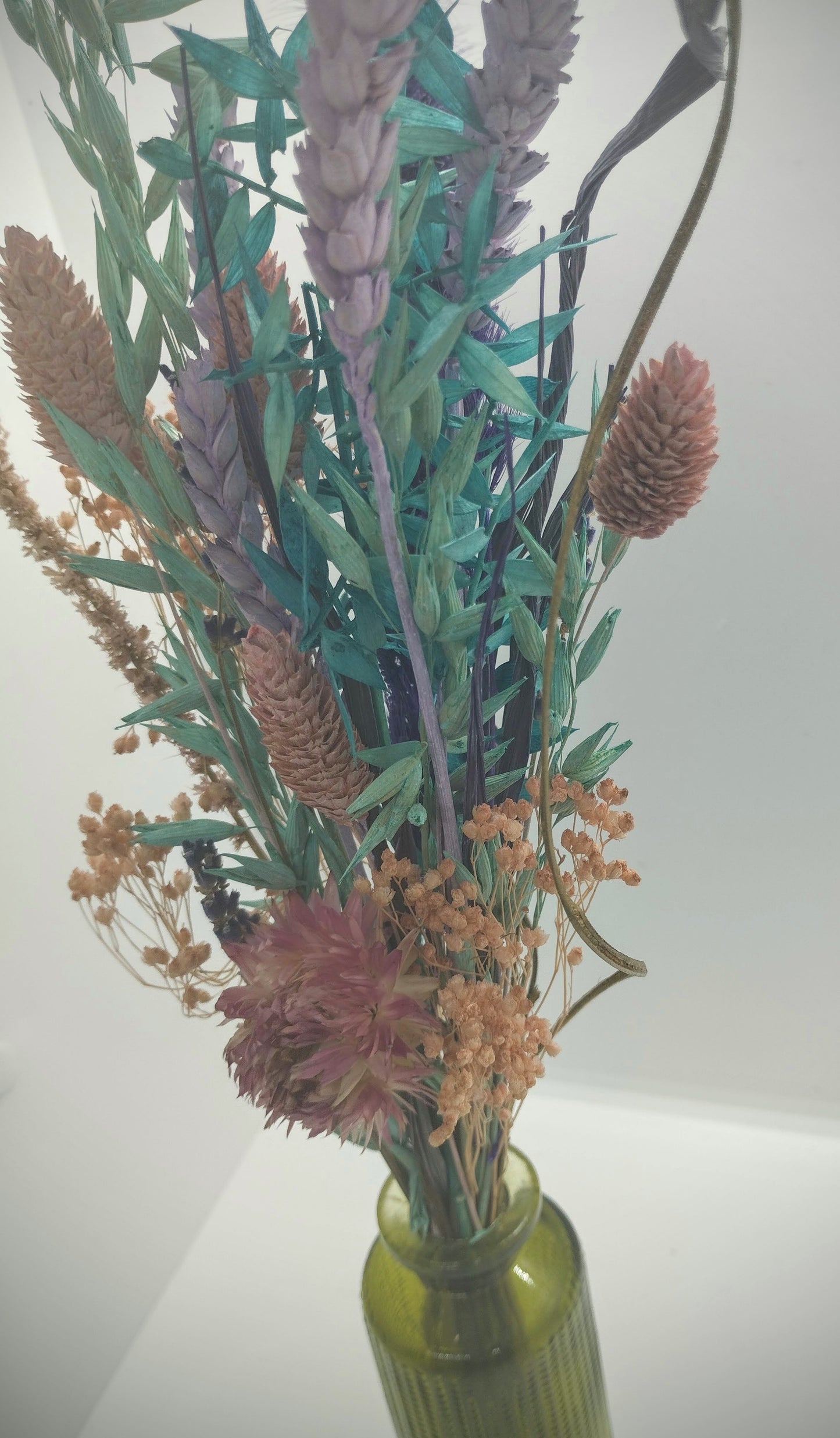 Droogbloemen in kleurrijk vaasje