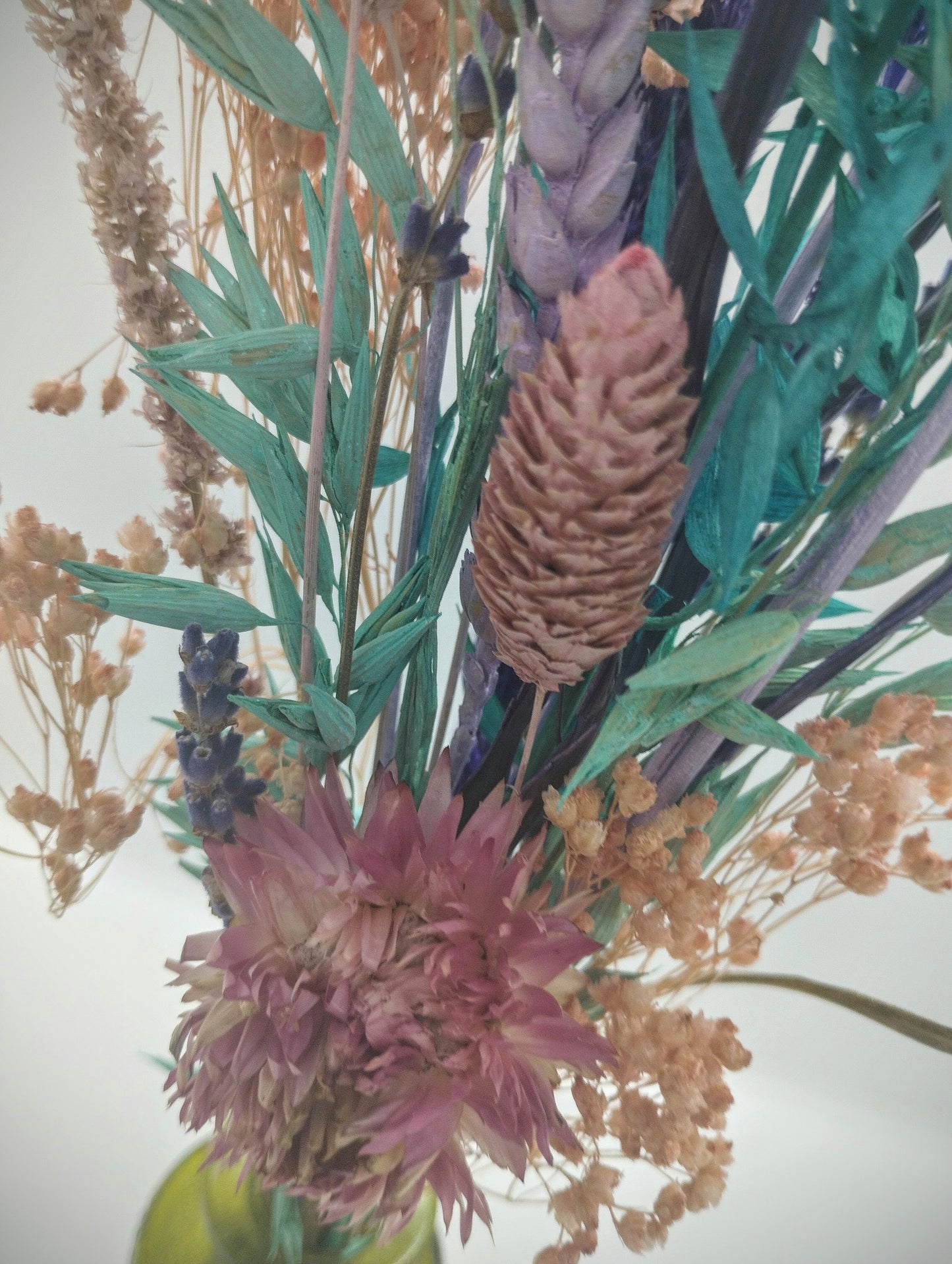 Droogbloemen in kleurrijk vaasje