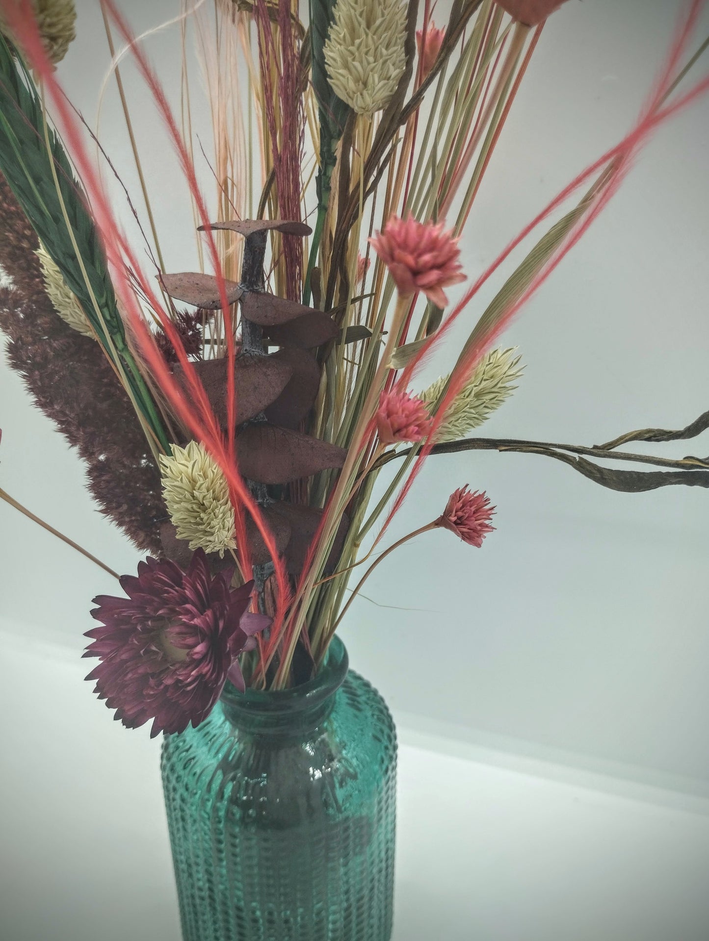 Droogbloemen in kleurrijk vaasje