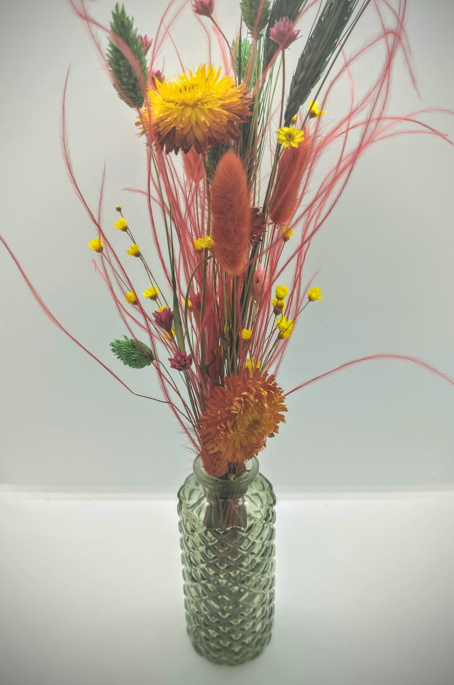 Droogbloemen in kleurrijk vaasje