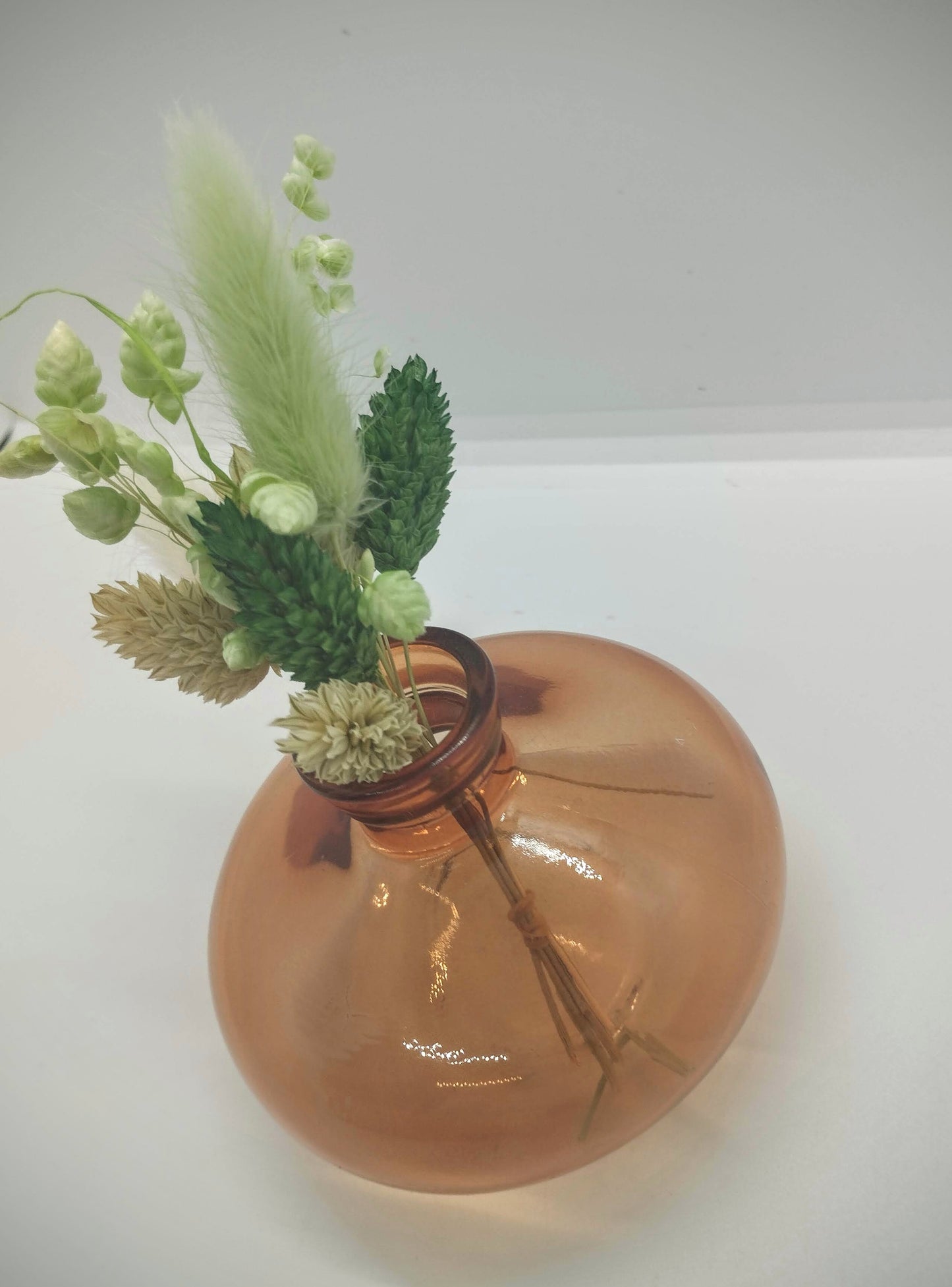Droogbloemen in kleurrijk vaasje