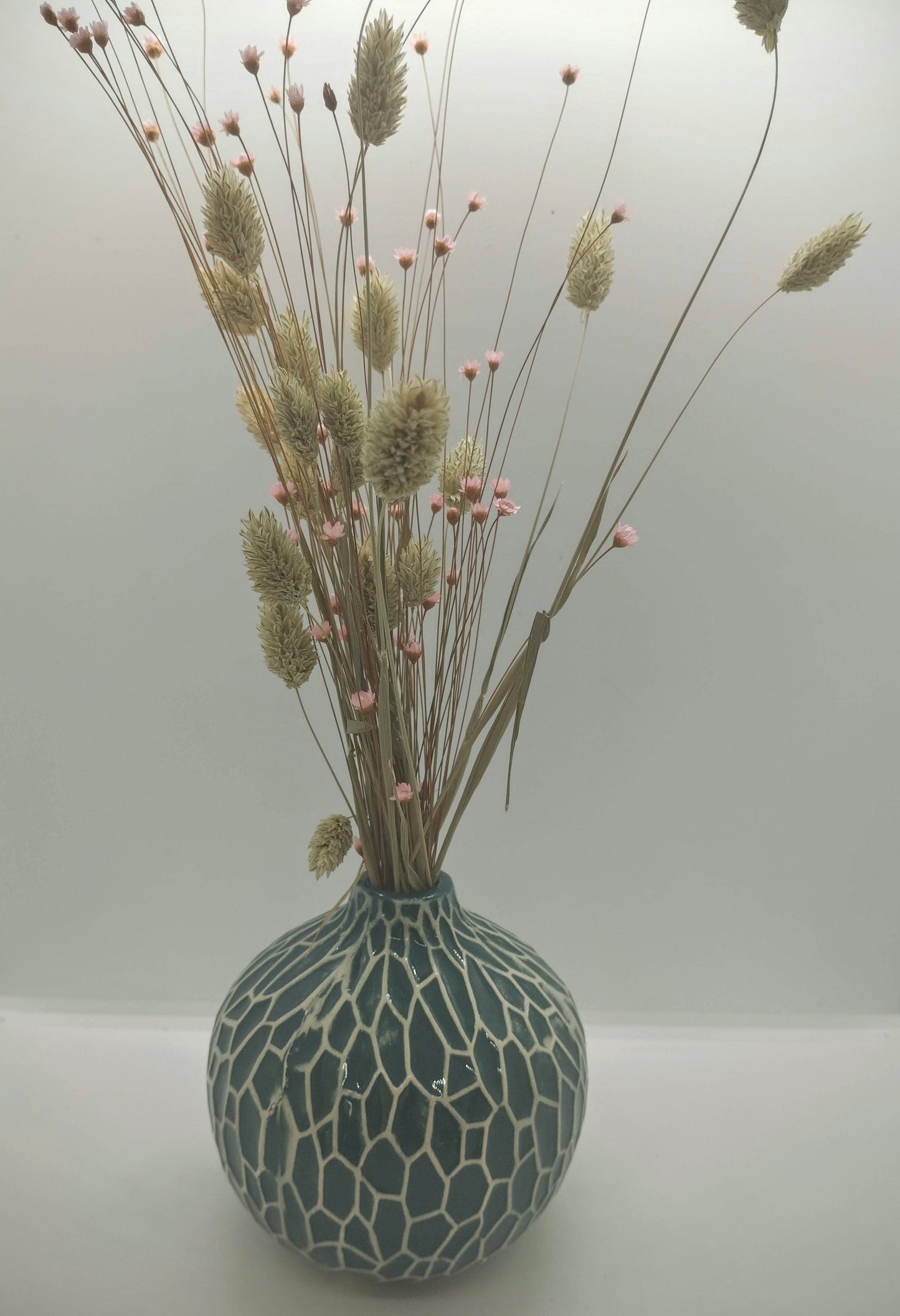 Droogbloemen in rond keramieke vaasje