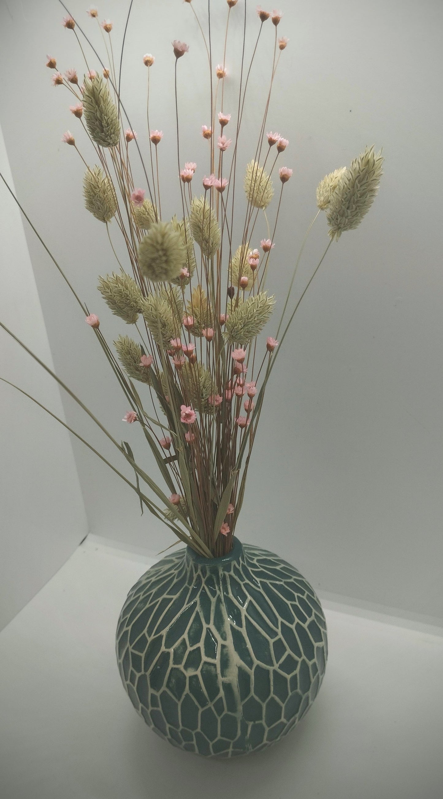 Droogbloemen in rond keramieke vaasje