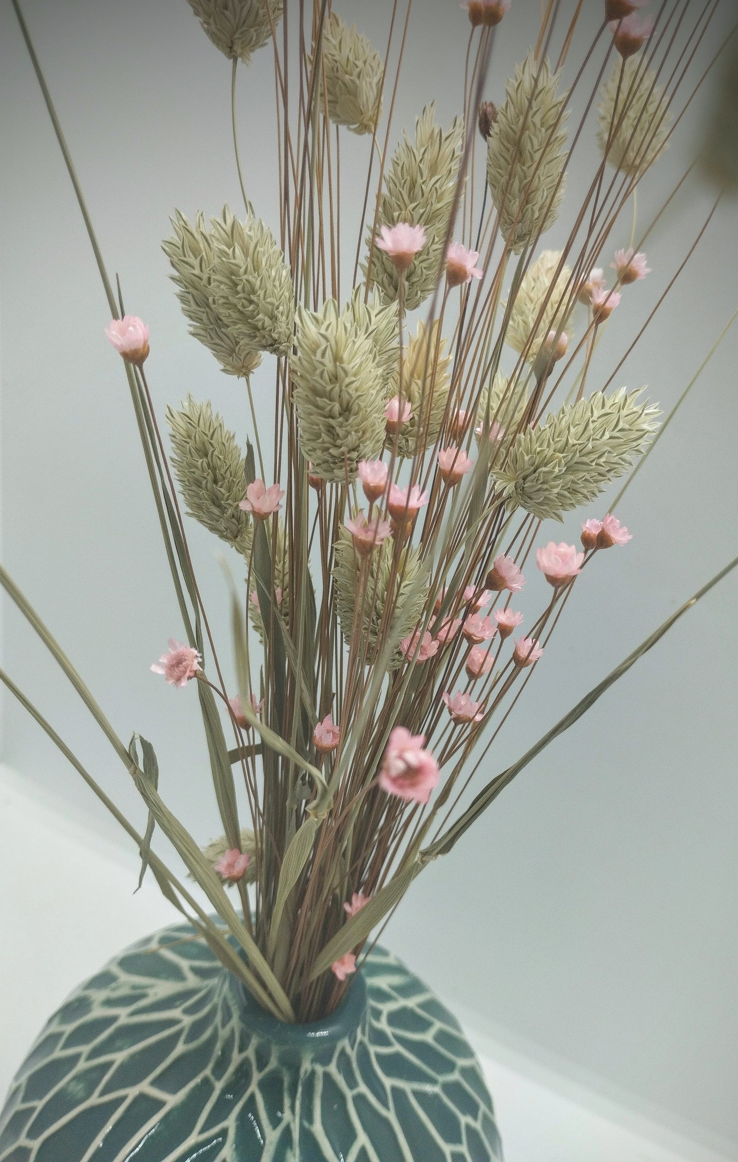 Droogbloemen in rond keramieke vaasje