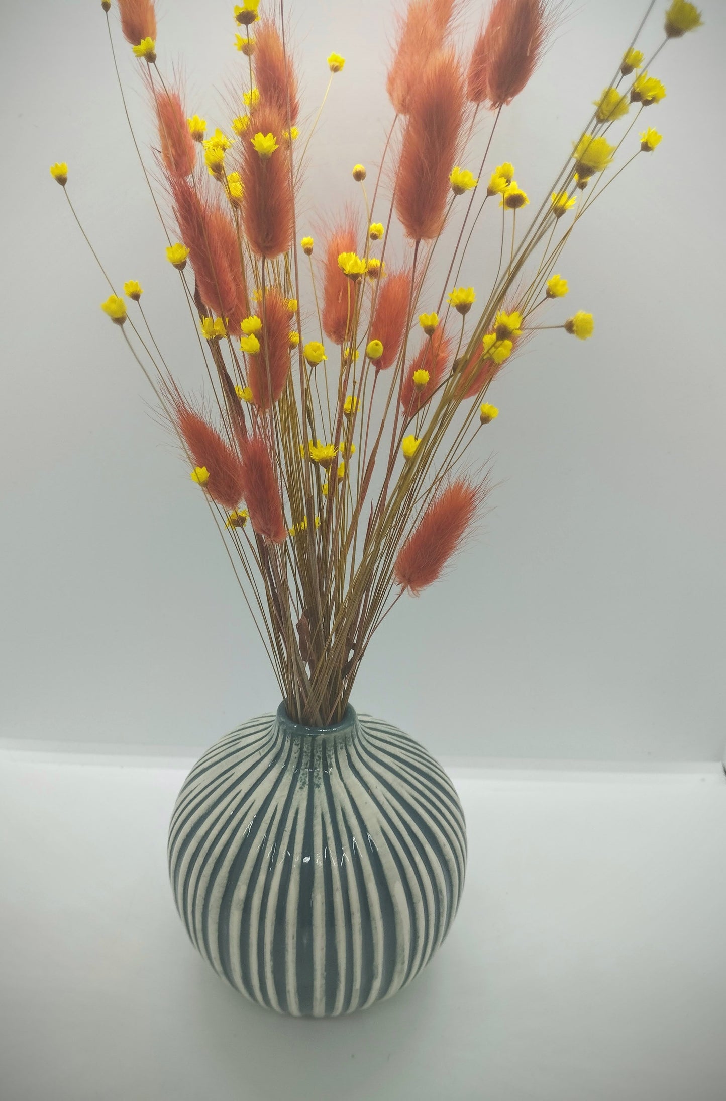 Droogbloemen in rond keramieke vaasje