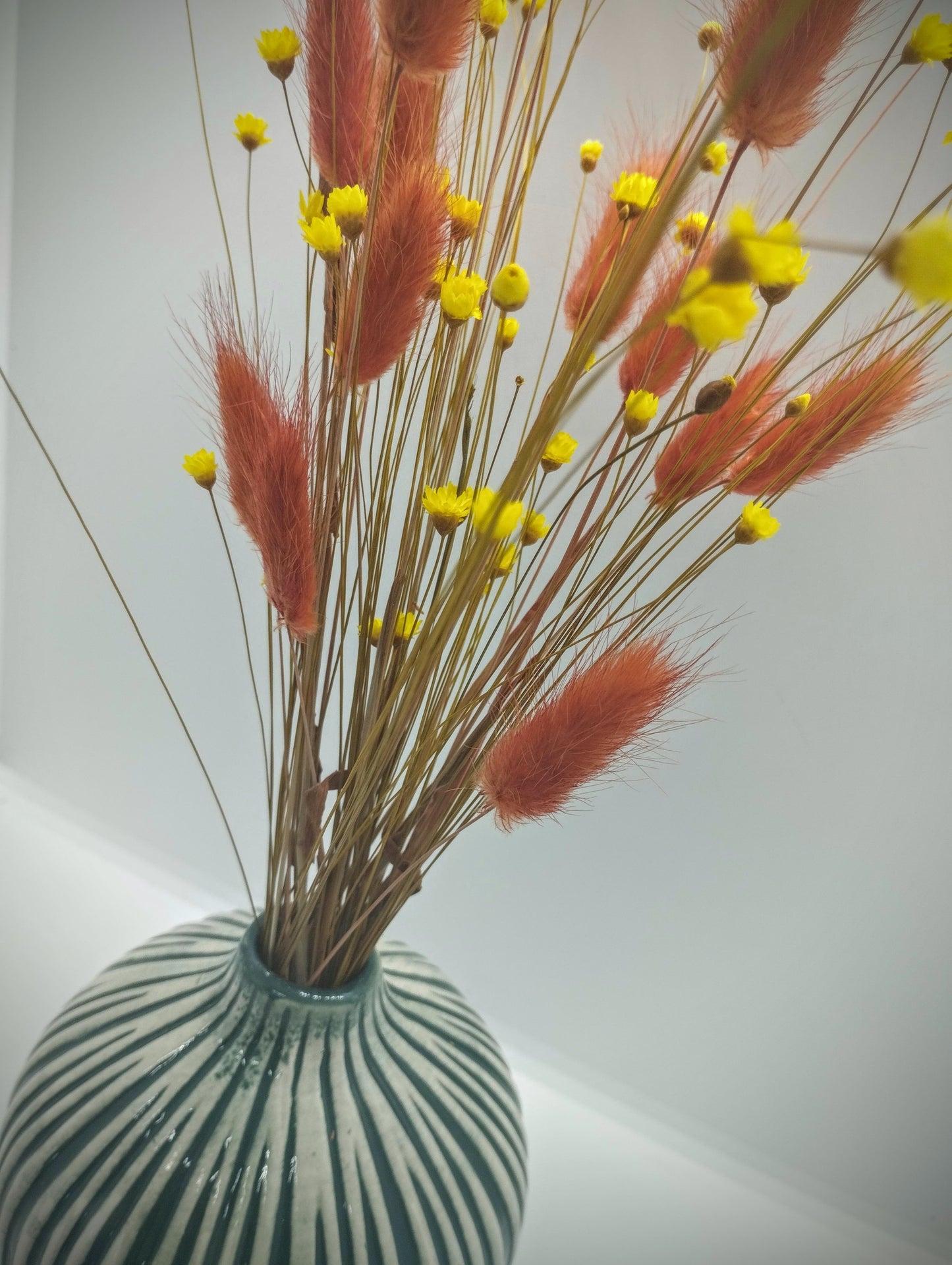 Droogbloemen in rond keramieke vaasje