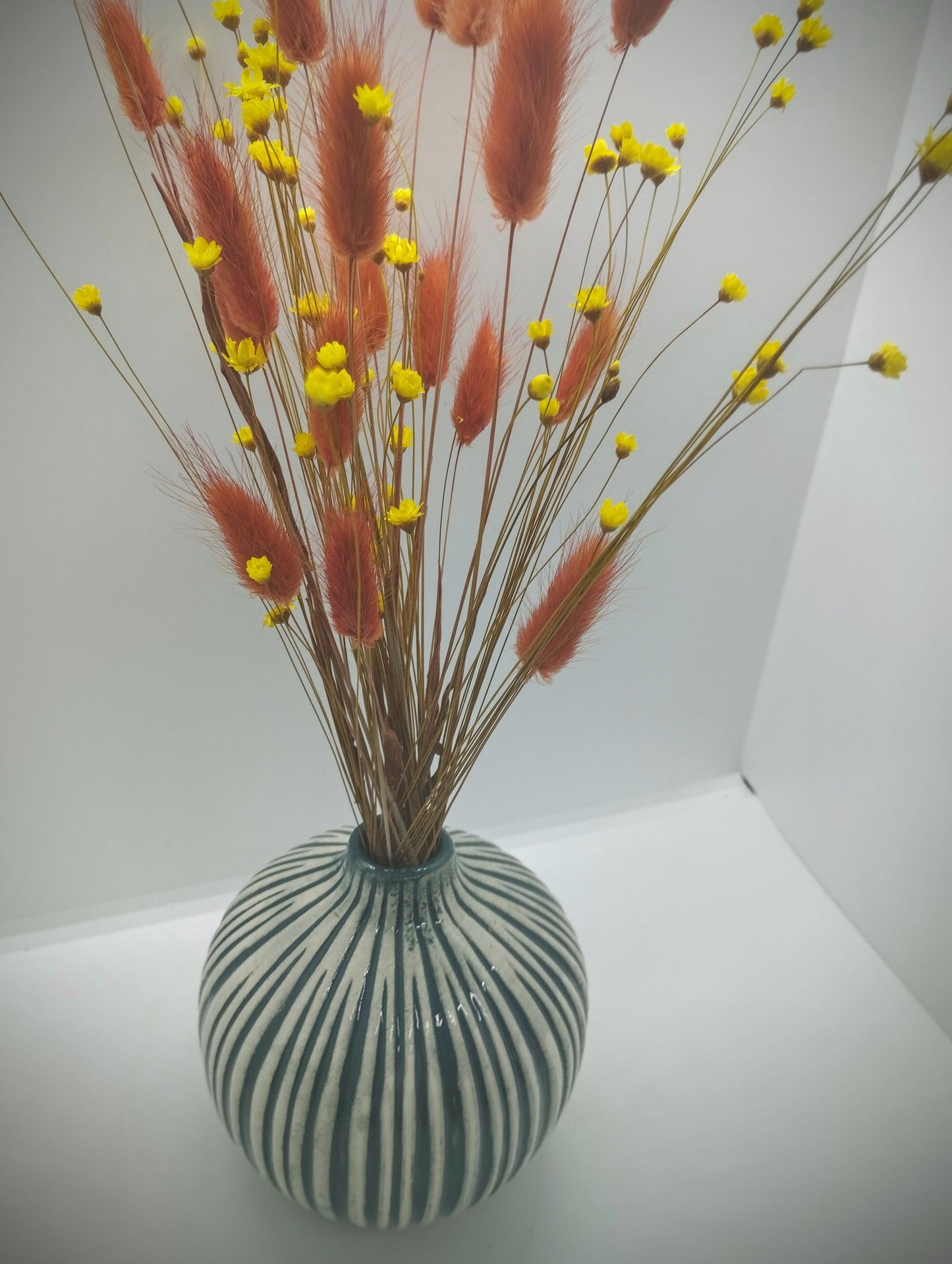 Droogbloemen in rond keramieke vaasje