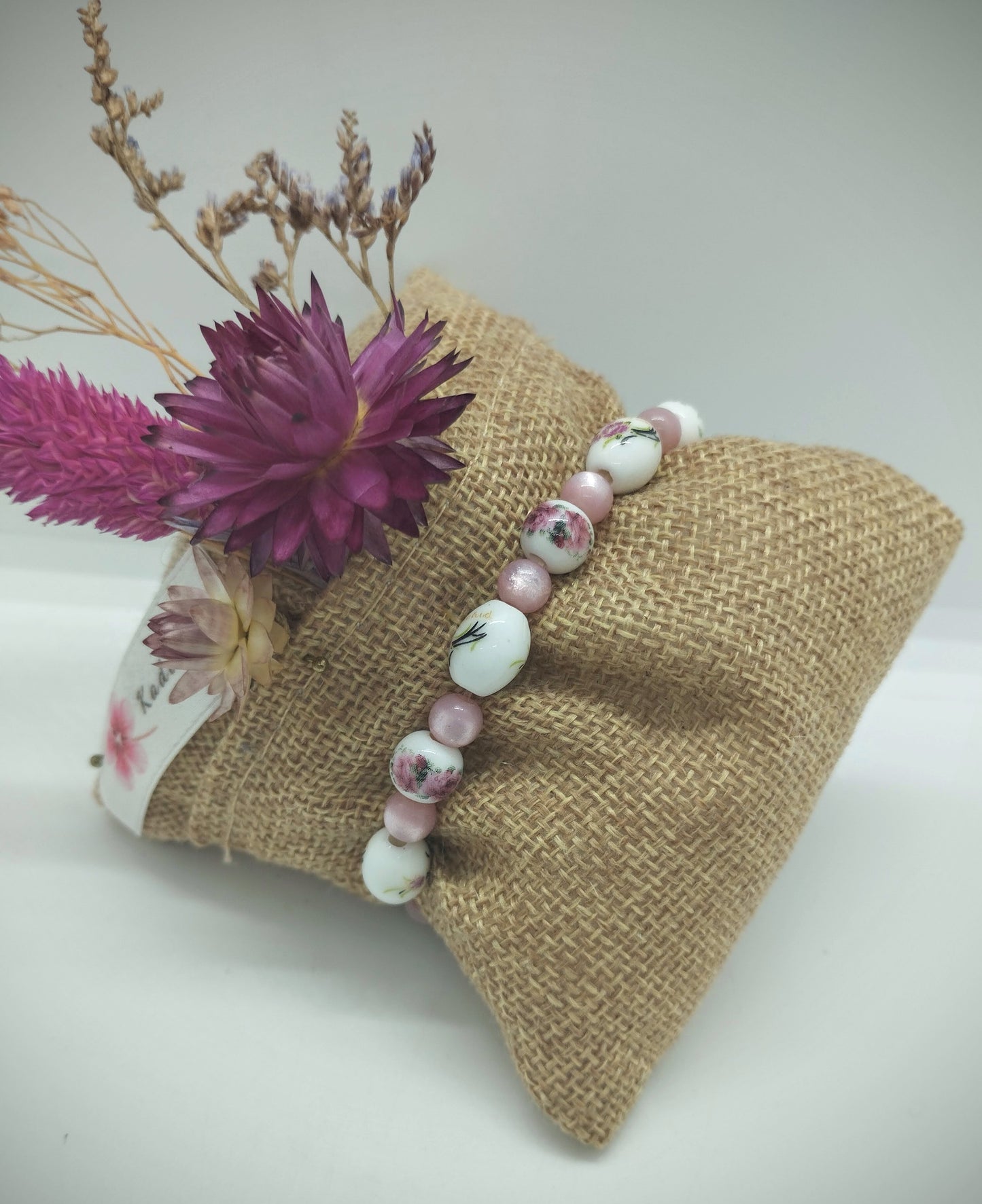 Armbandje met leuke retrokralen flowers
