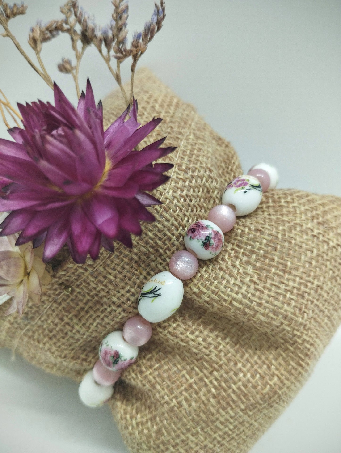 Armbandje met leuke retrokralen flowers