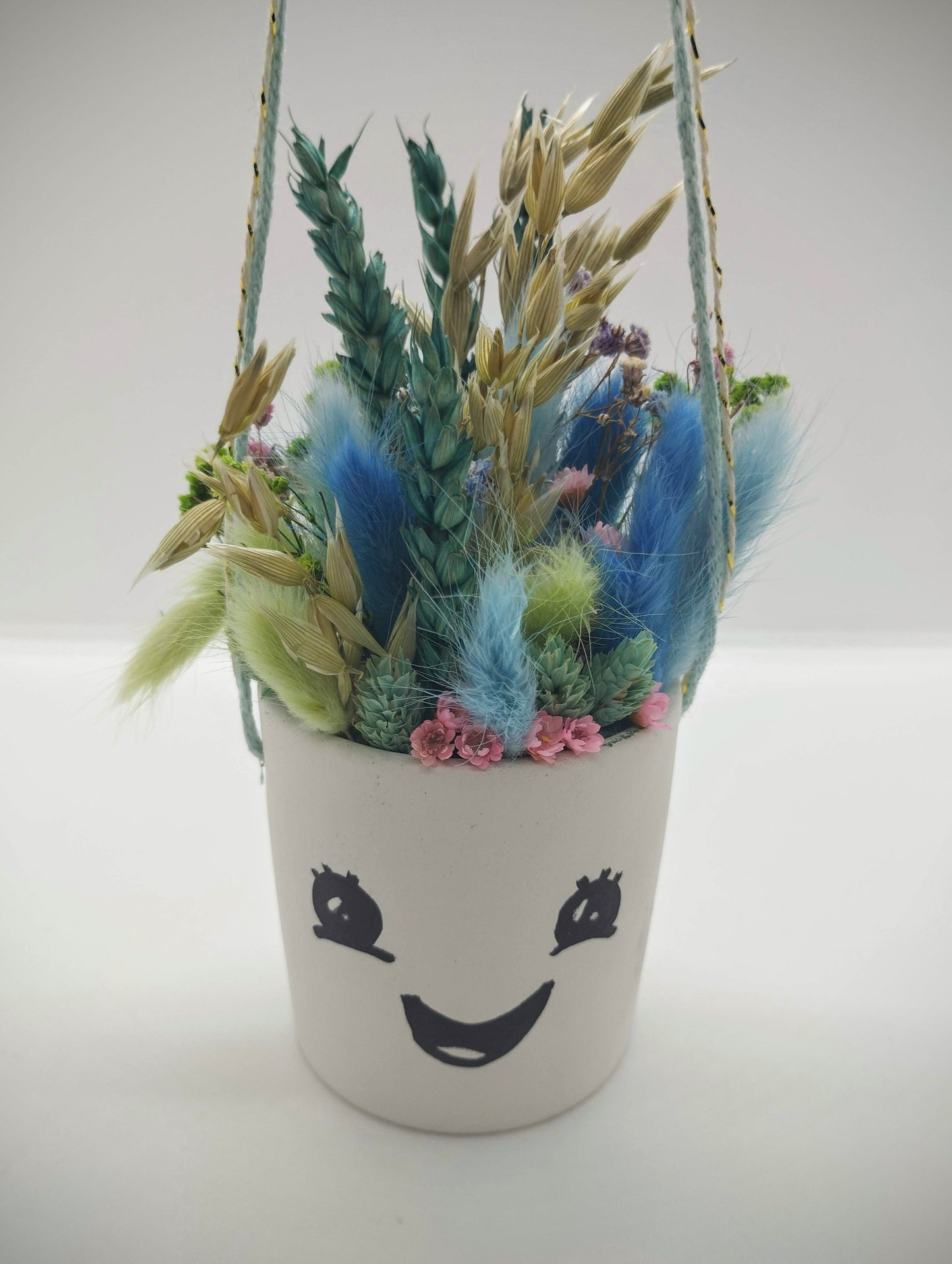 Hangpotje met Funny Face :-), droogbloemetjes & Macramé
